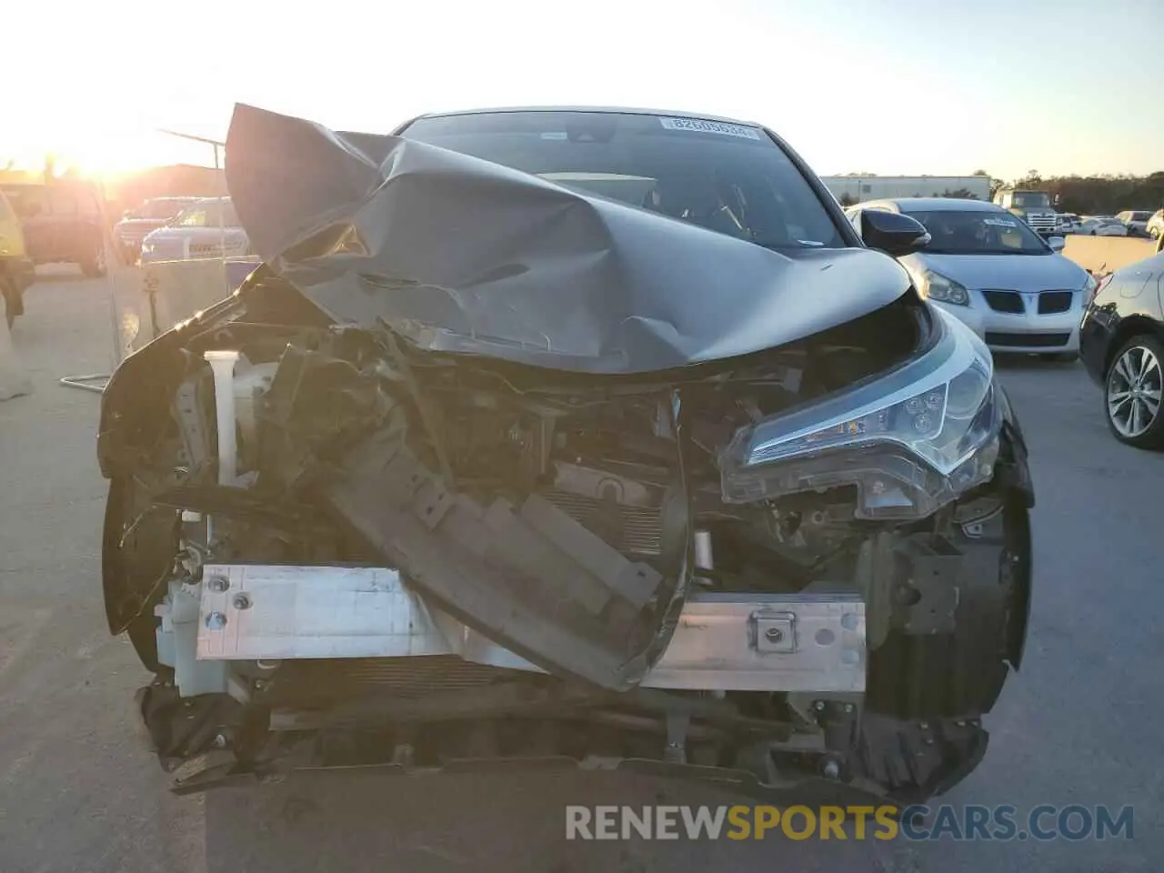 5 fotografías del automóvil dañado NMTKHMBX1KR093662 TOYOTA C-HR 2019