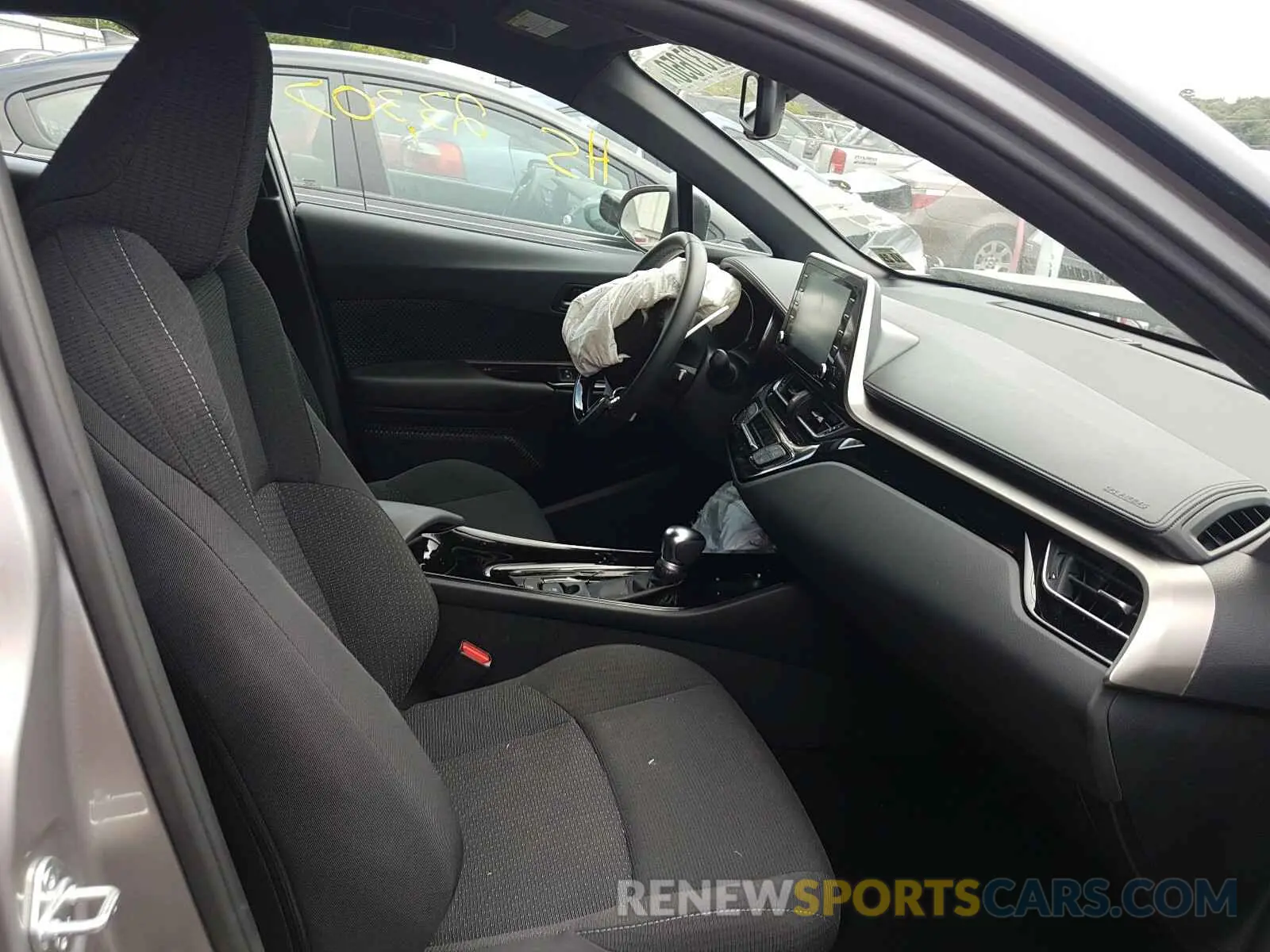 5 fotografías del automóvil dañado NMTKHMBX2KR069872 TOYOTA C-HR 2019