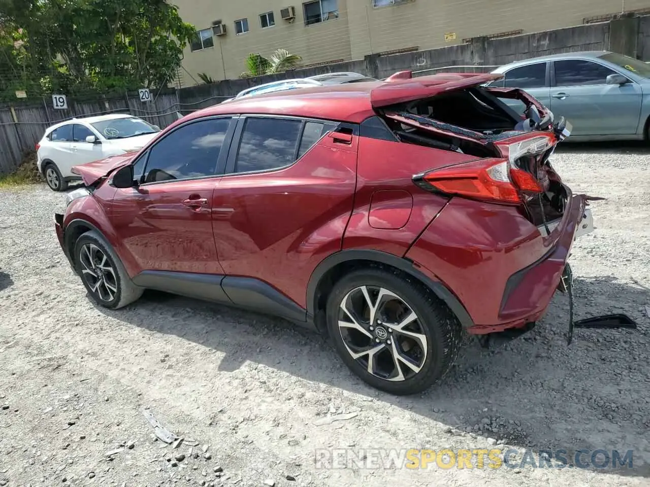 2 fotografías del automóvil dañado NMTKHMBX2KR099101 TOYOTA C-HR 2019