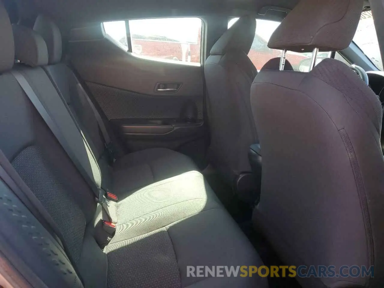 10 fotografías del automóvil dañado NMTKHMBX3KR098328 TOYOTA C-HR 2019