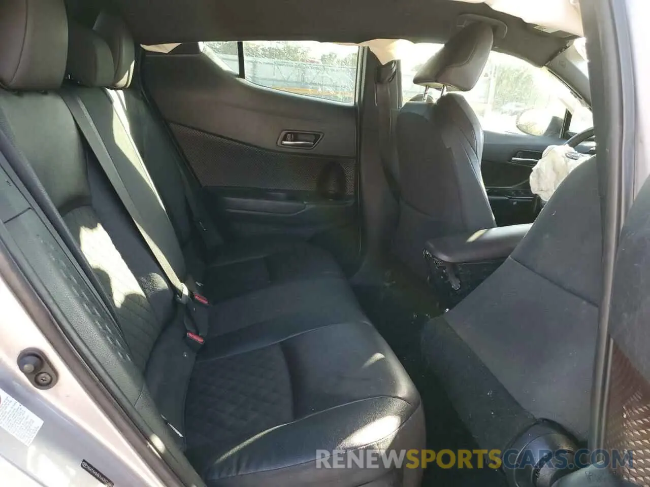 10 fotografías del automóvil dañado NMTKHMBX4KR074894 TOYOTA C-HR 2019