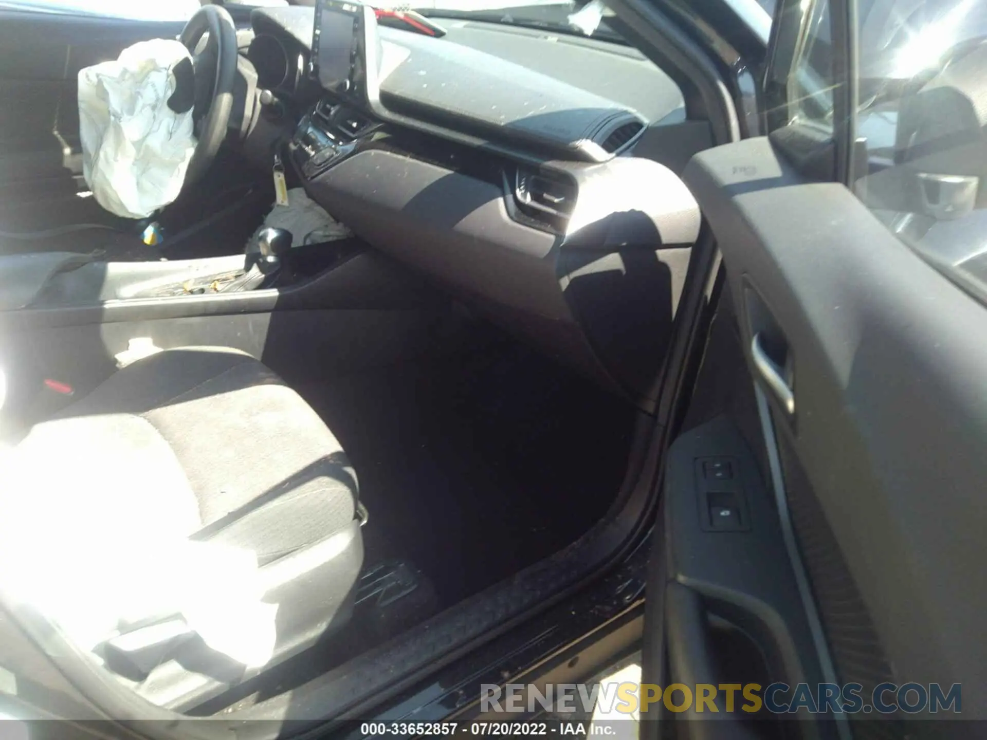 5 fotografías del automóvil dañado NMTKHMBX4KR079349 TOYOTA C-HR 2019