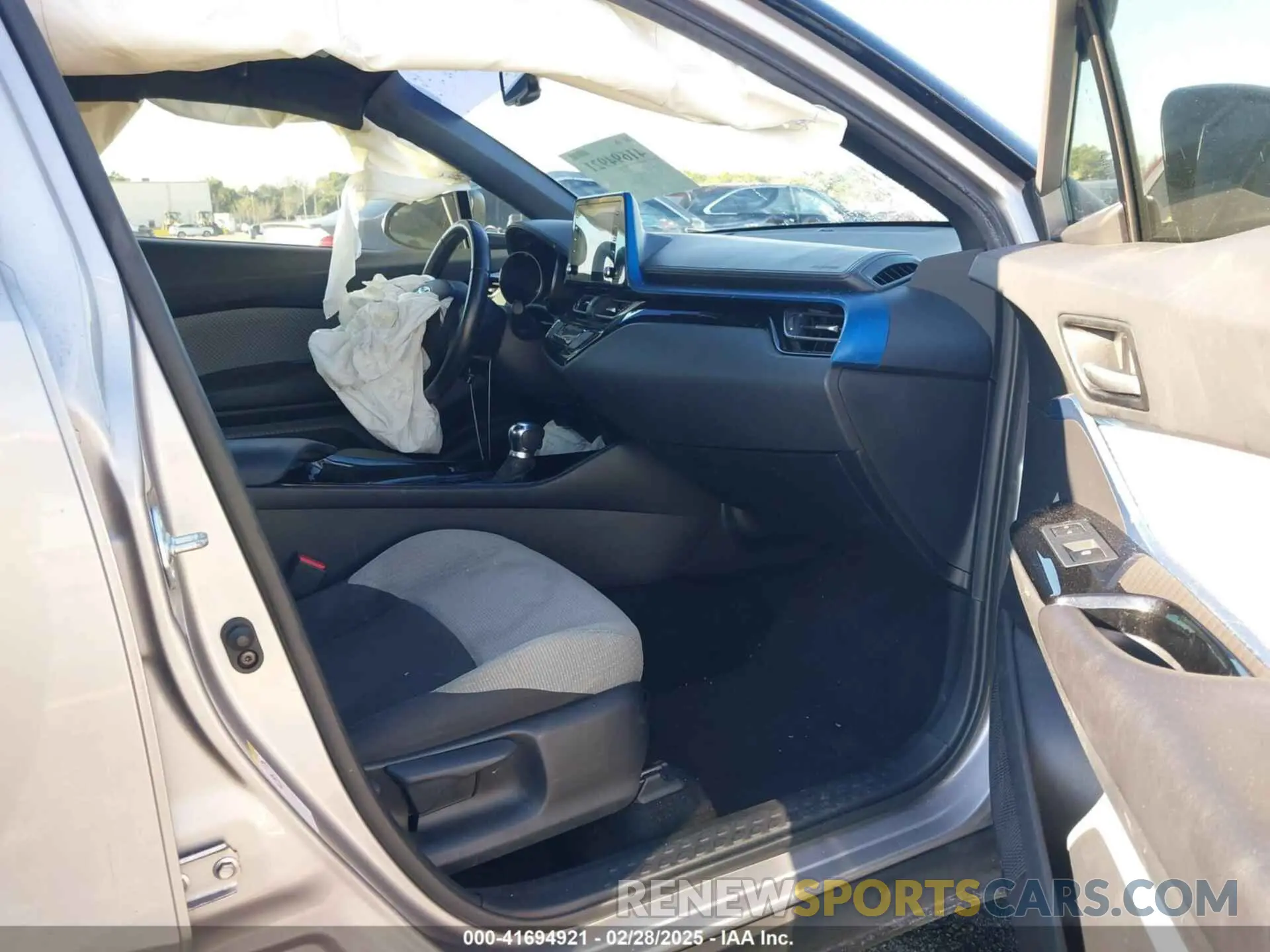 5 fotografías del automóvil dañado NMTKHMBX4KR082574 TOYOTA C-HR 2019