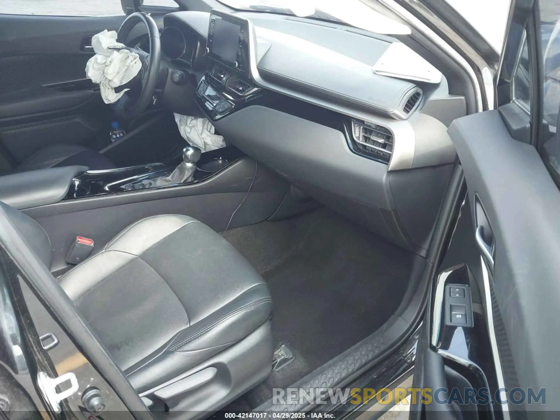 5 fotografías del automóvil dañado NMTKHMBX4KR096569 TOYOTA C-HR 2019