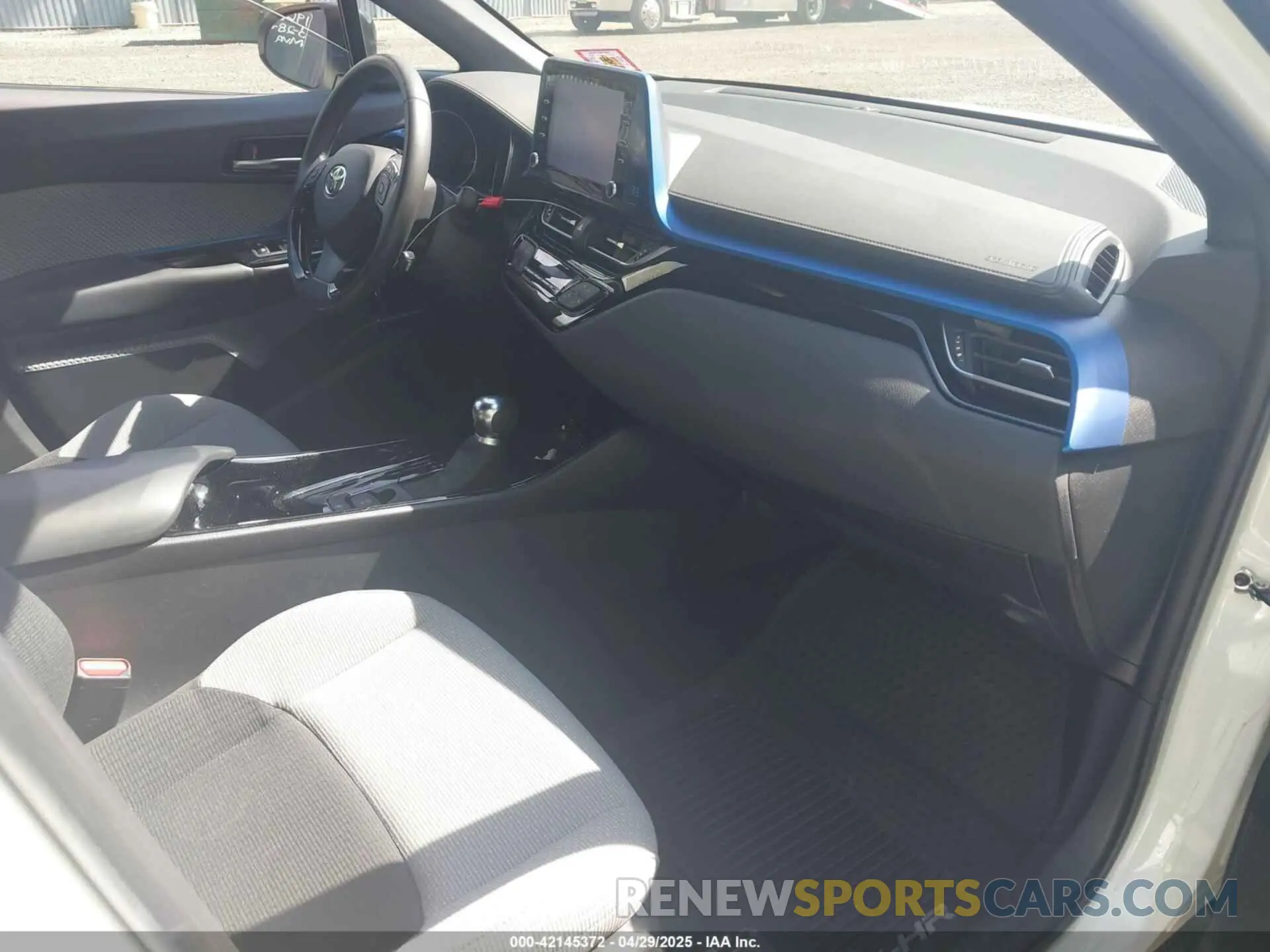 5 fotografías del automóvil dañado NMTKHMBX5KR097682 TOYOTA C-HR 2019