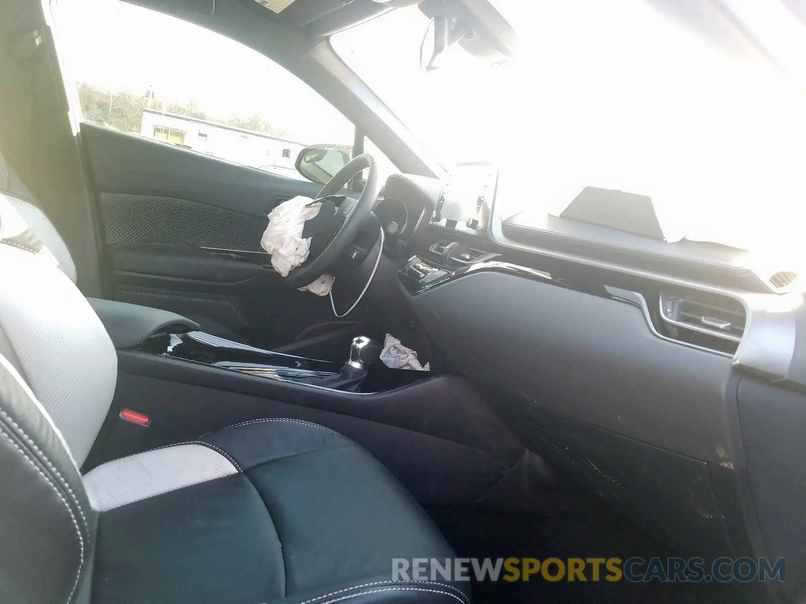 5 fotografías del automóvil dañado NMTKHMBX7KR078793 TOYOTA C-HR 2019