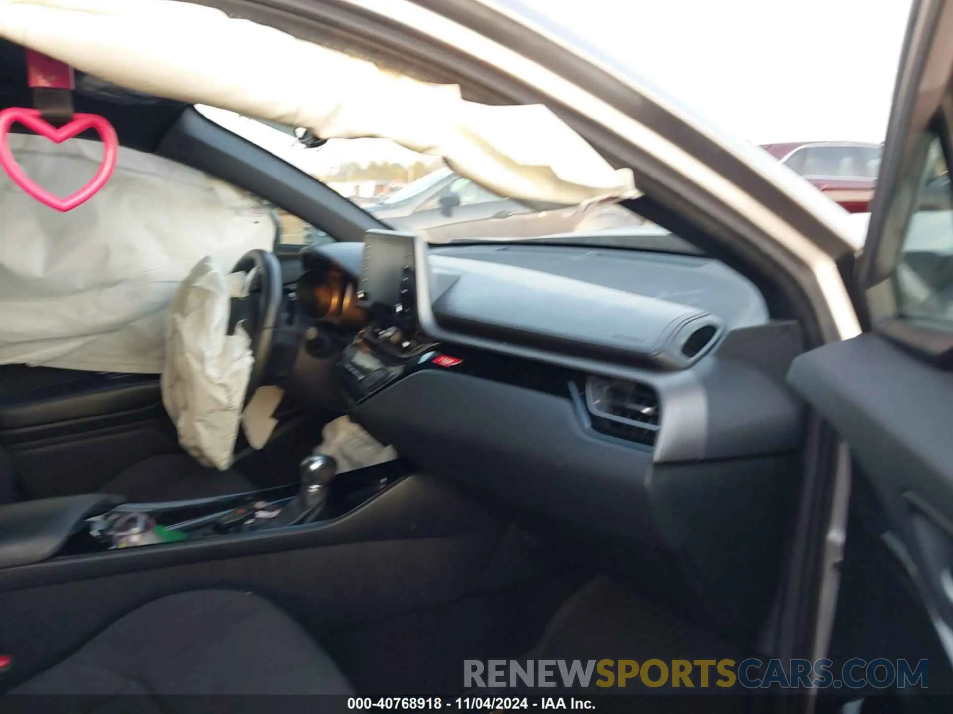 5 fotografías del automóvil dañado NMTKHMBX7KR080415 TOYOTA C-HR 2019