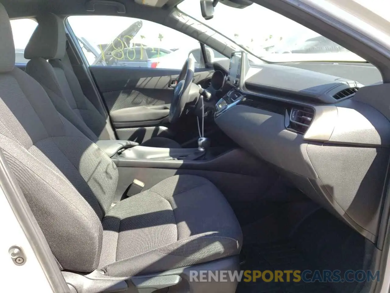 5 fotografías del automóvil dañado NMTKHMBX7KR093486 TOYOTA C-HR 2019