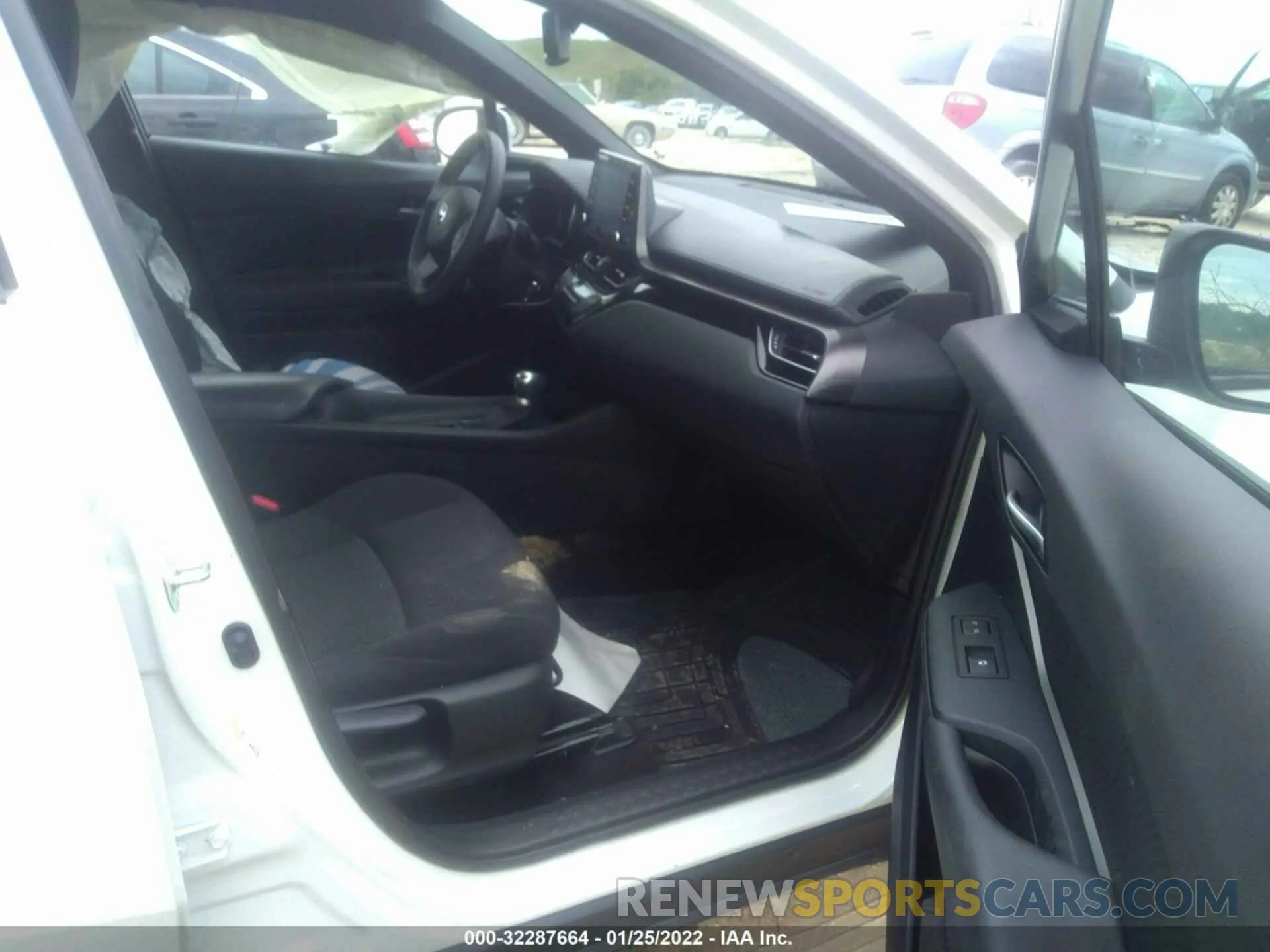 5 fotografías del automóvil dañado NMTKHMBX7KR098106 TOYOTA C-HR 2019