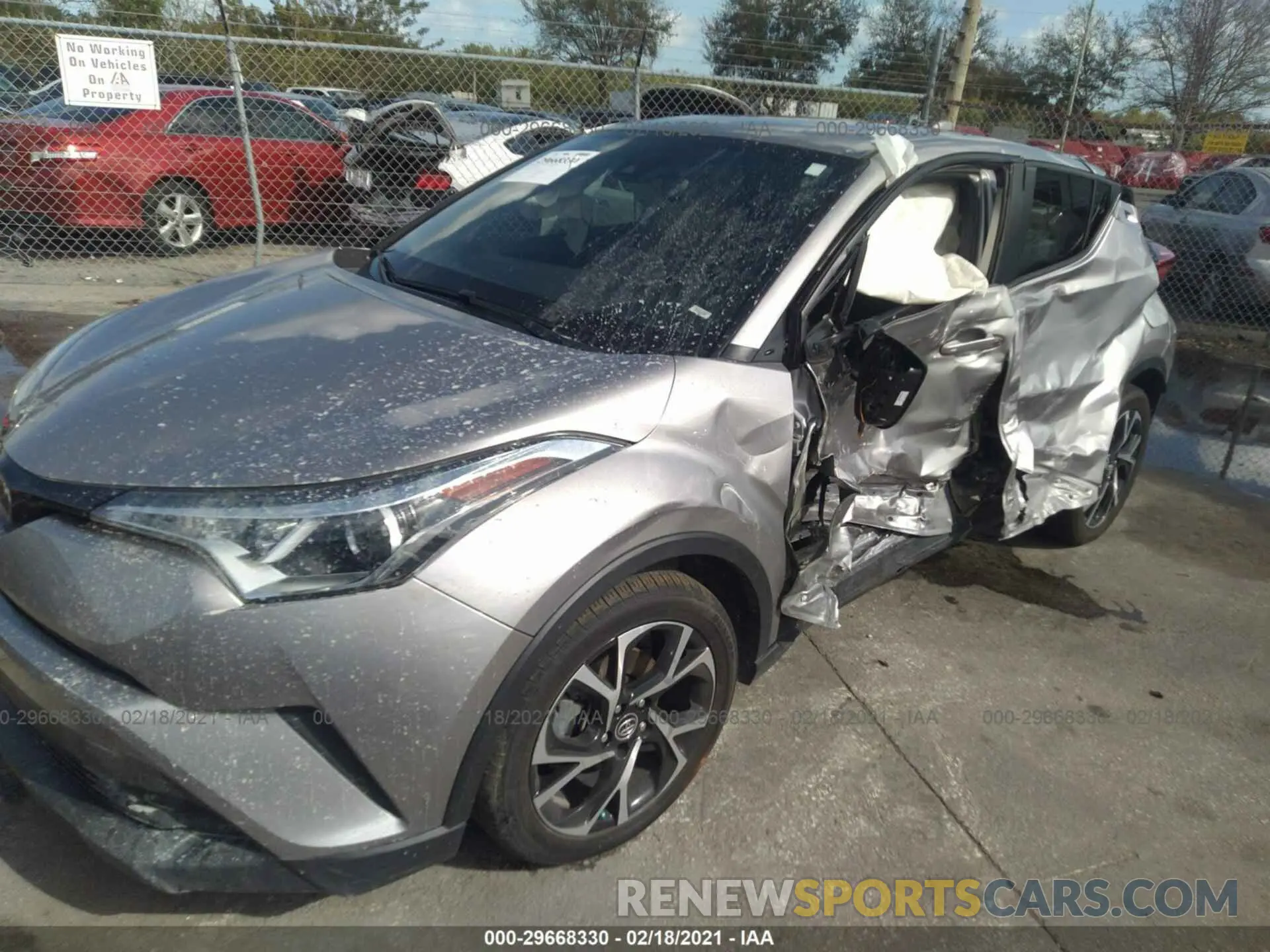 2 fotografías del automóvil dañado NMTKHMBX8KR078012 TOYOTA C-HR 2019
