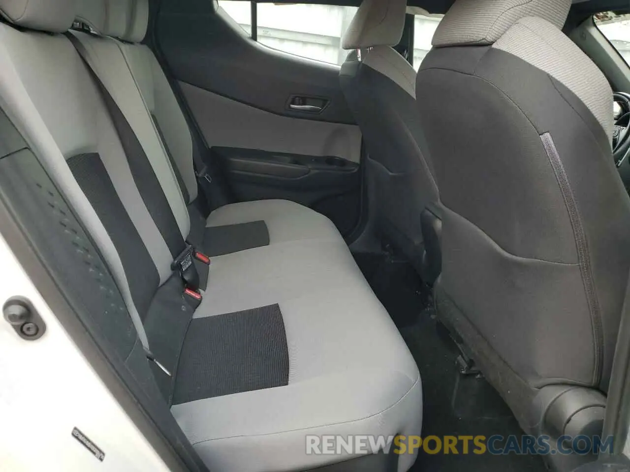 11 fotografías del automóvil dañado NMTKHMBX8KR084750 TOYOTA C-HR 2019