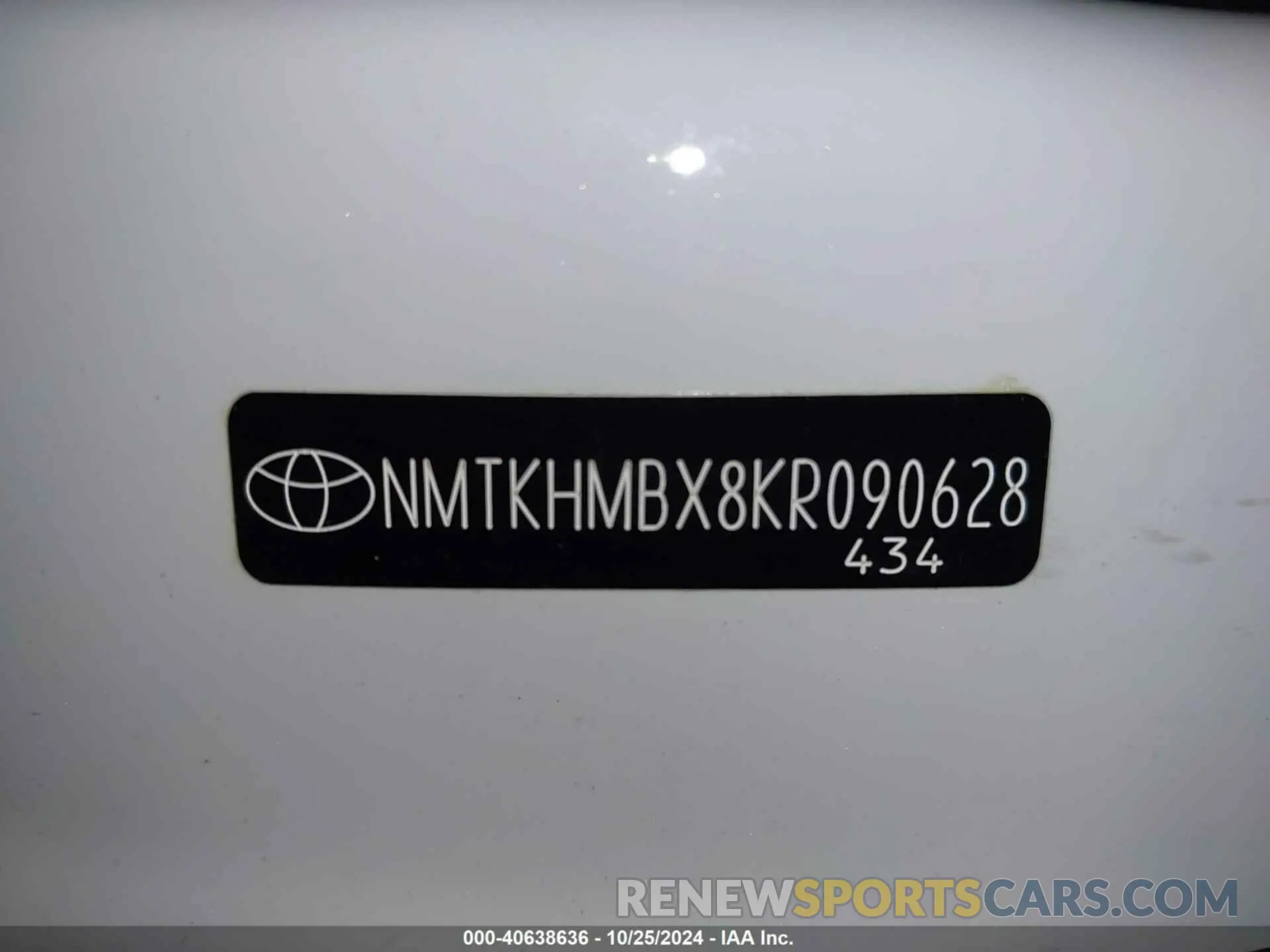 17 fotografías del automóvil dañado NMTKHMBX8KR090628 TOYOTA C-HR 2019