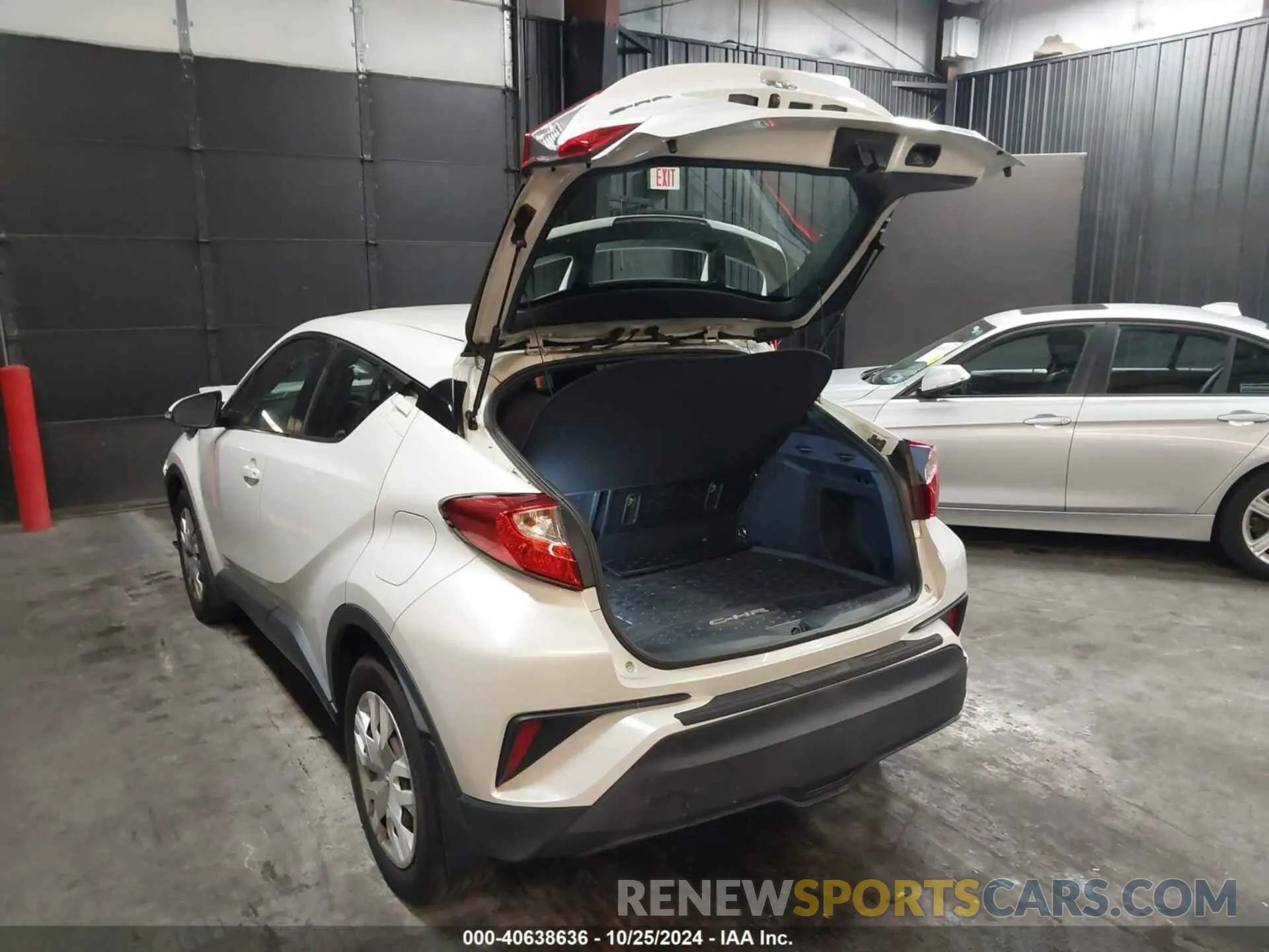 3 fotografías del automóvil dañado NMTKHMBX8KR090628 TOYOTA C-HR 2019