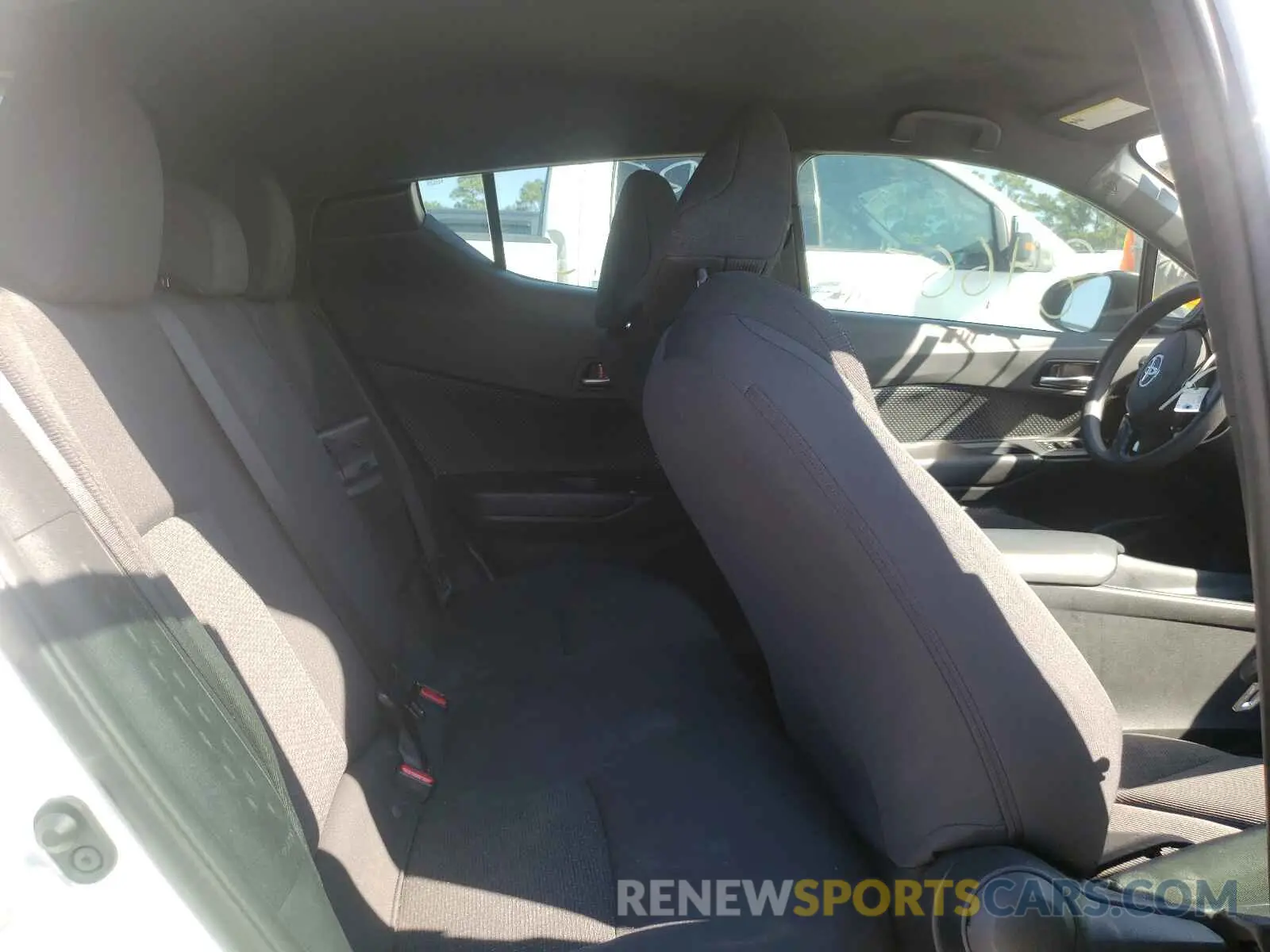 6 fotografías del automóvil dañado NMTKHMBX9KR086040 TOYOTA C-HR 2019