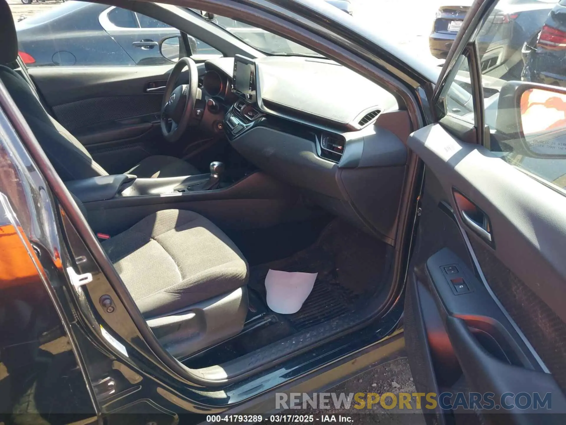 5 fotografías del automóvil dañado NMTKHMBX9KR086524 TOYOTA C-HR 2019