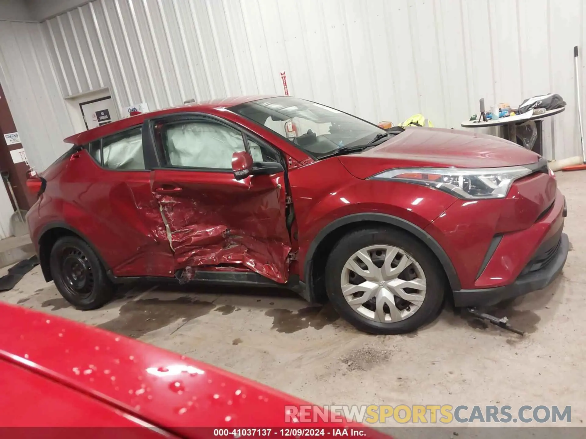 13 fotografías del automóvil dañado NMTKHMBX9KR092338 TOYOTA C-HR 2019