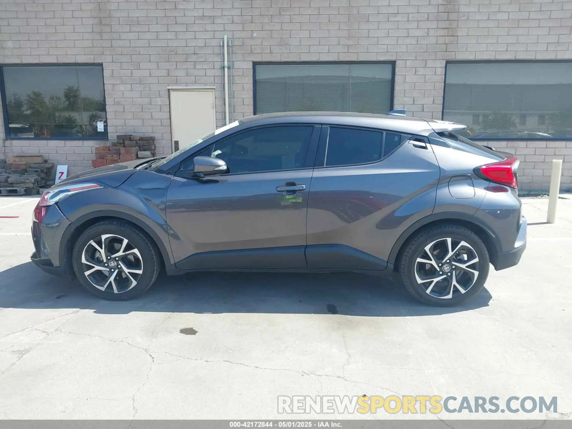 13 fotografías del automóvil dañado JTNKHMBX2L1070998 TOYOTA C-HR 2020