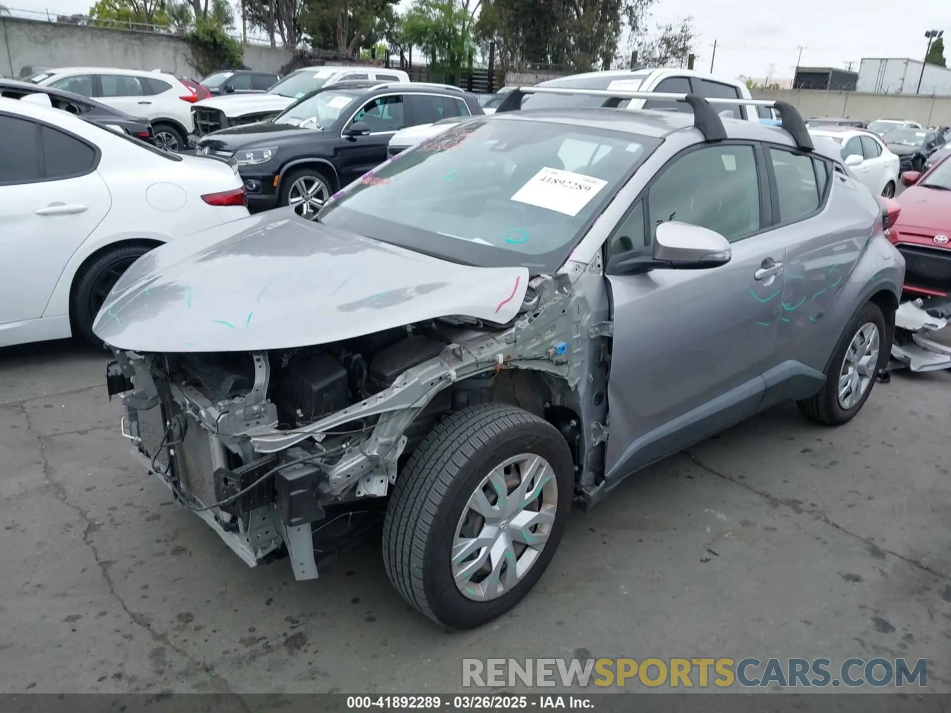 2 fotografías del automóvil dañado JTNKHMBX8L1075302 TOYOTA C-HR 2020