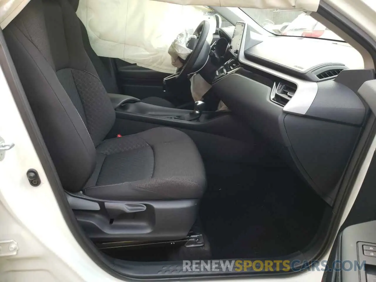 5 fotografías del automóvil dañado NMTKHMBX0LR103390 TOYOTA C-HR 2020