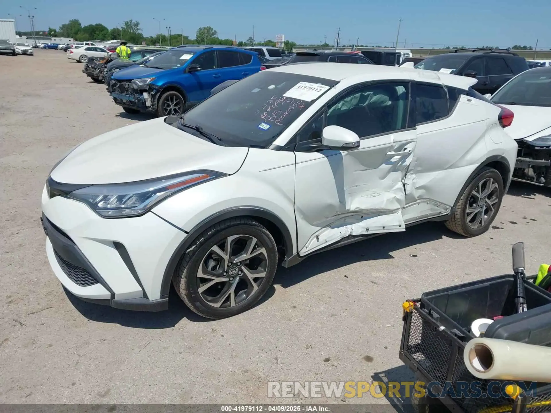 2 fotografías del automóvil dañado NMTKHMBX1LR107092 TOYOTA C-HR 2020