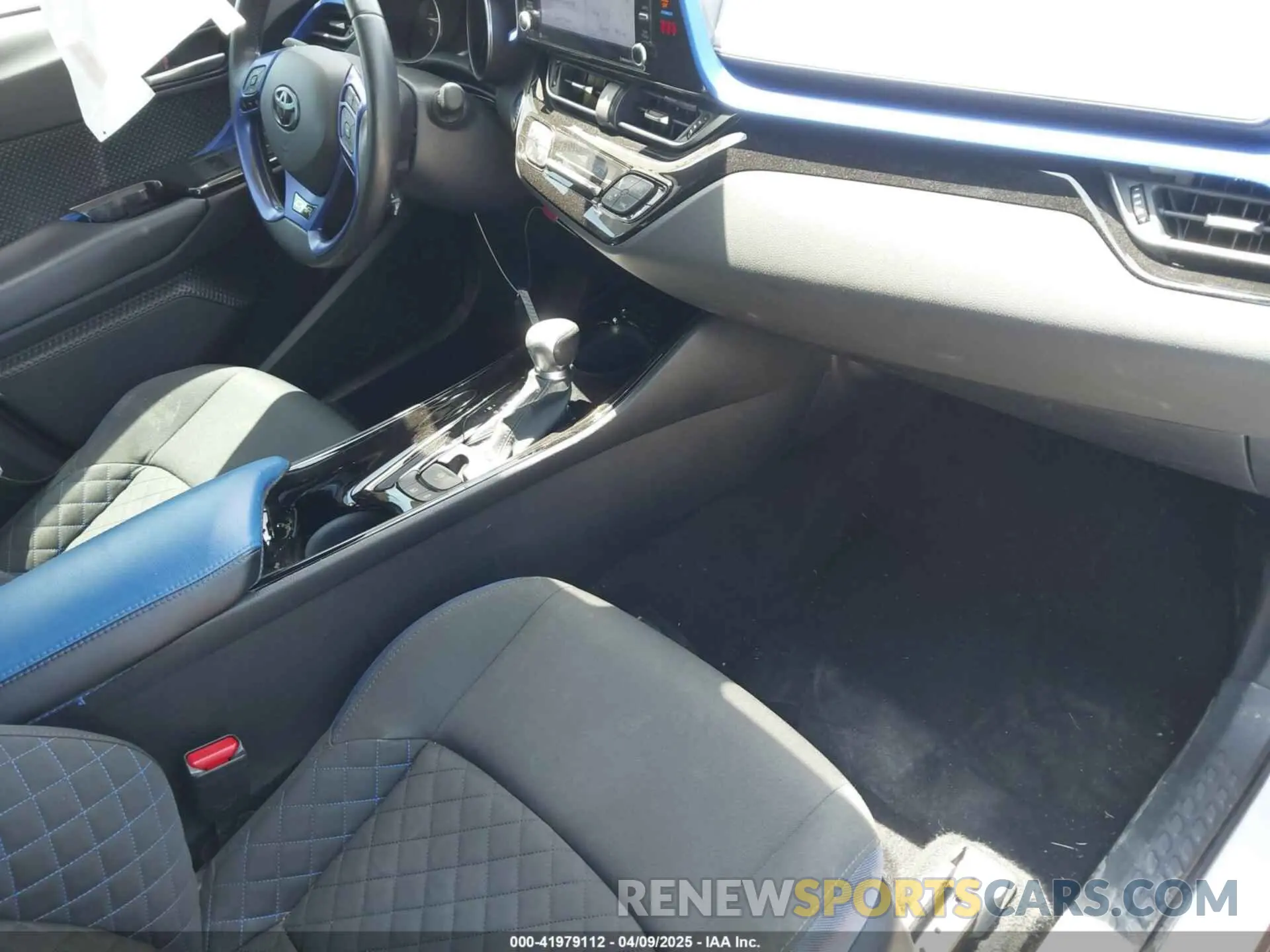 5 fotografías del automóvil dañado NMTKHMBX1LR107092 TOYOTA C-HR 2020