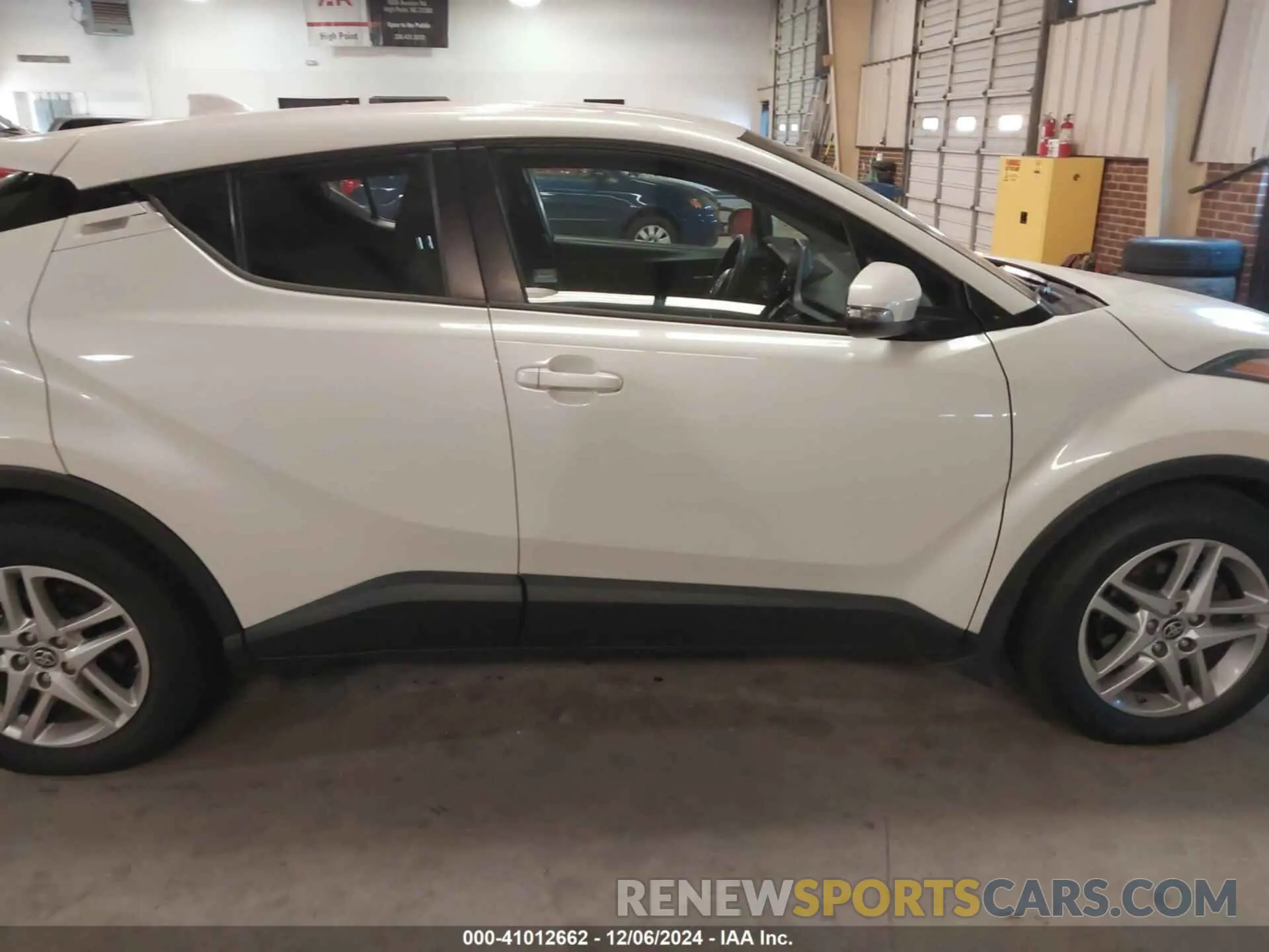 14 fotografías del automóvil dañado NMTKHMBX5LR105281 TOYOTA C-HR 2020
