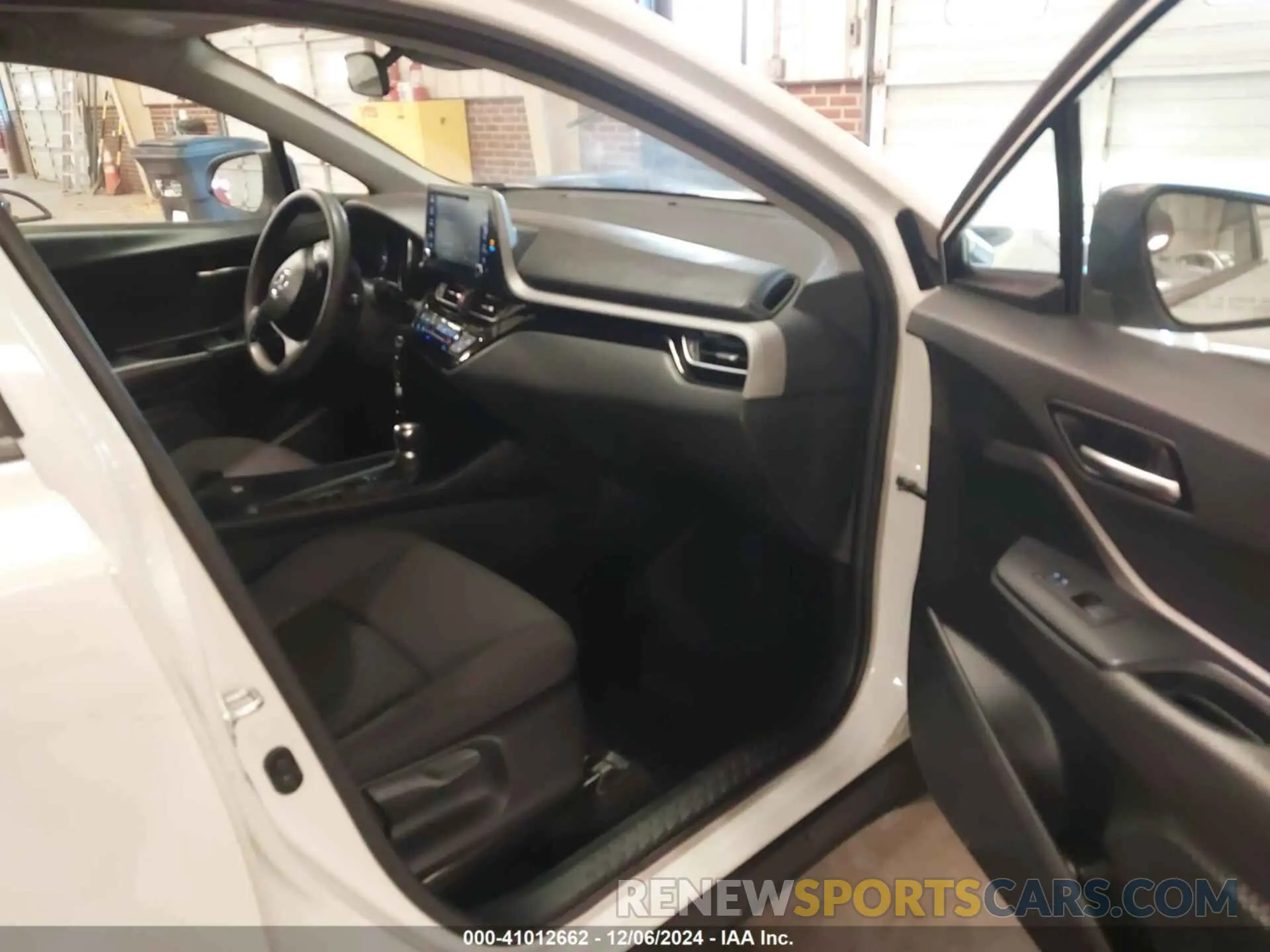 5 fotografías del automóvil dañado NMTKHMBX5LR105281 TOYOTA C-HR 2020
