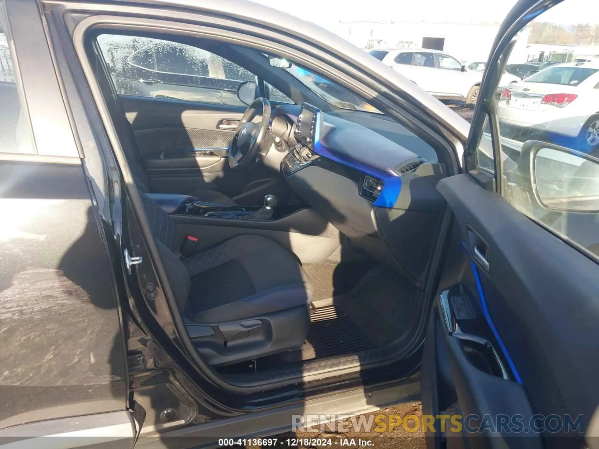 5 fotografías del automóvil dañado NMTKHMBX9LR107325 TOYOTA C-HR 2020