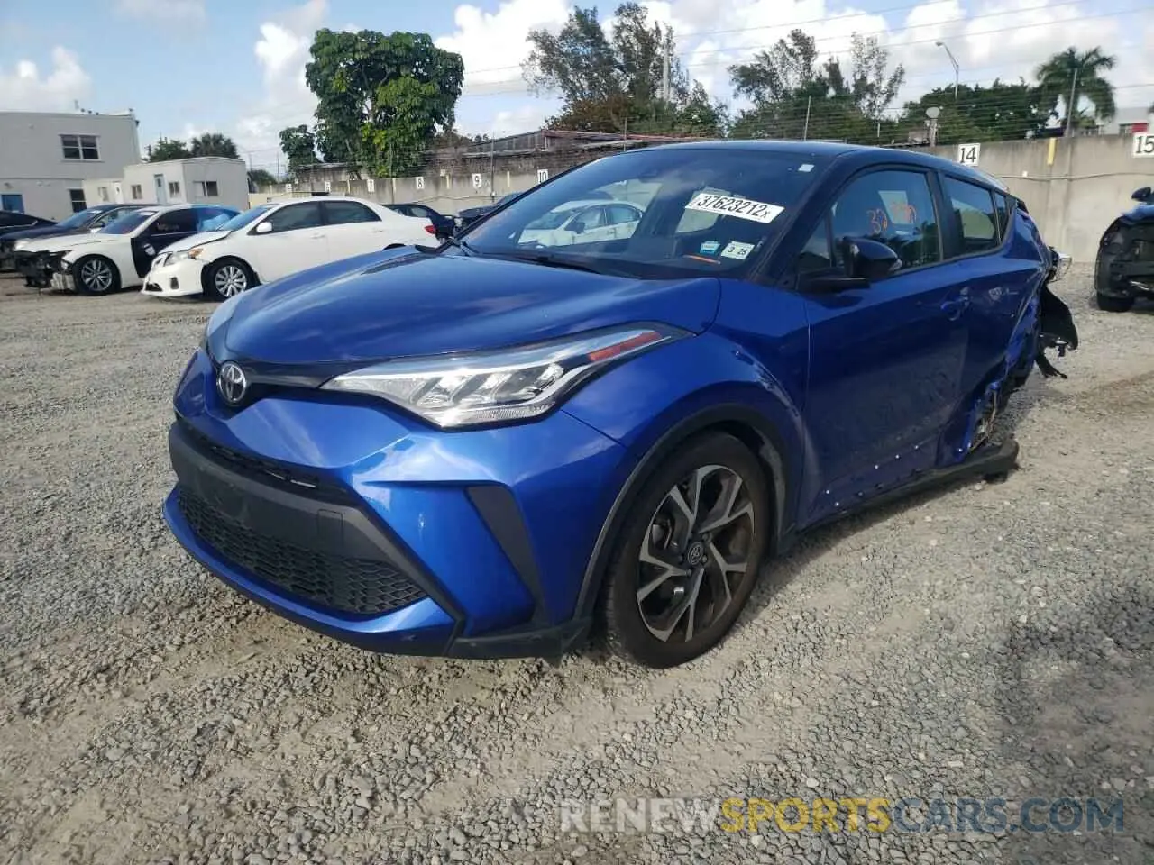2 fotografías del automóvil dañado NMTKHMBXXLR104496 TOYOTA C-HR 2020