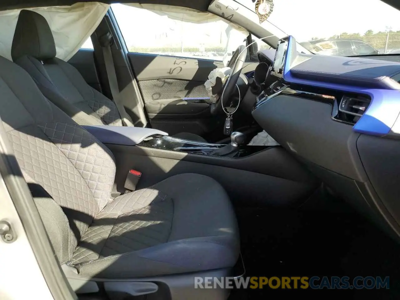 5 fotografías del automóvil dañado NMTKHMBXXLR117118 TOYOTA C-HR 2020