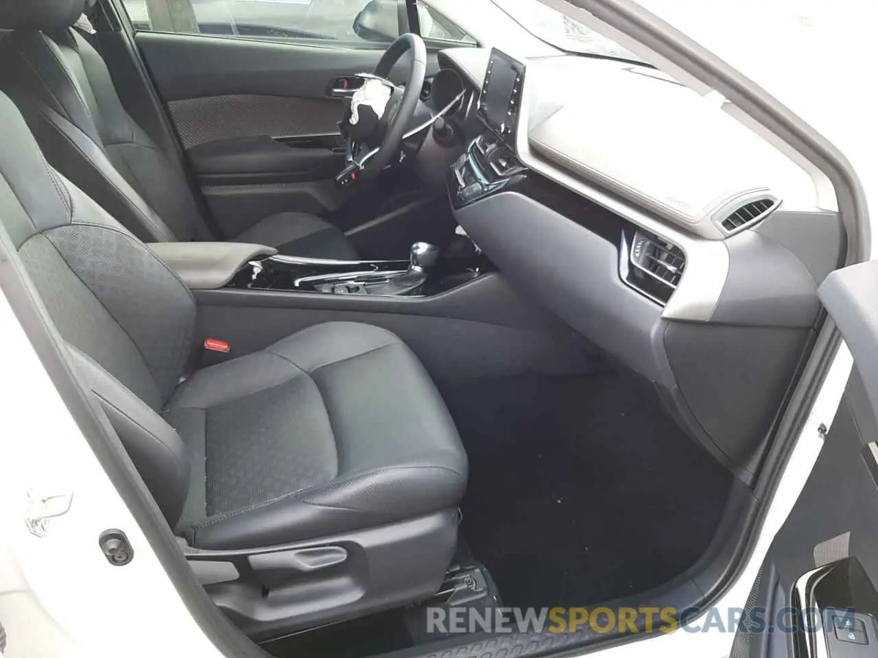 5 fotografías del automóvil dañado JTNKHMBX0M1096825 TOYOTA C-HR 2021