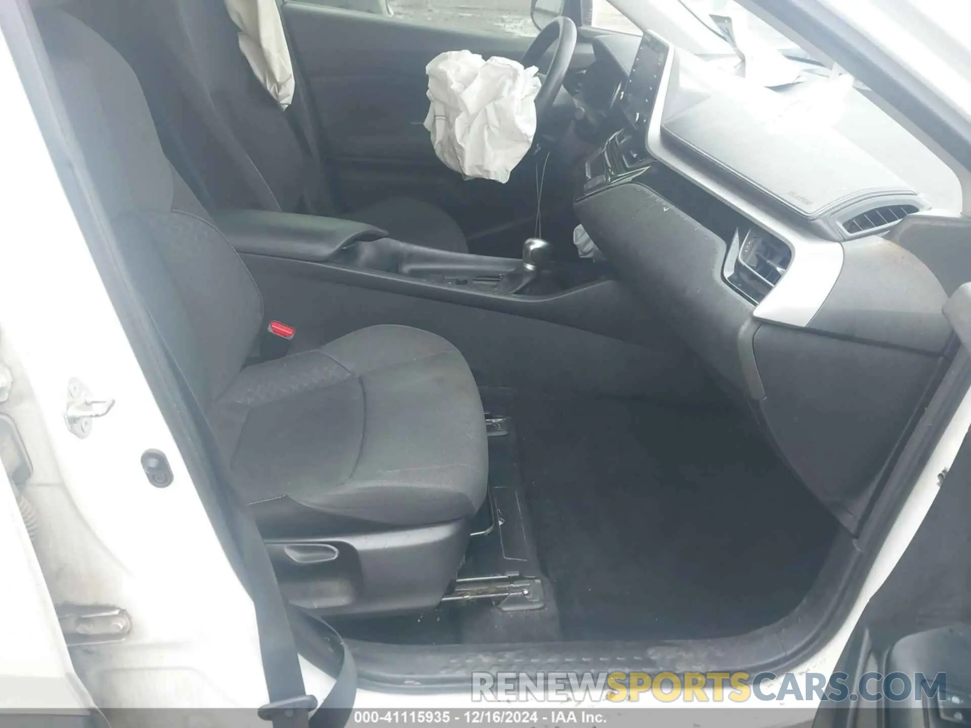 5 fotografías del automóvil dañado JTNKHMBX2M1110644 TOYOTA C-HR 2021