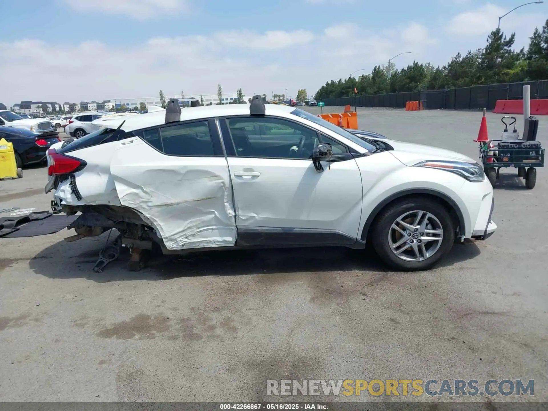 14 fotografías del automóvil dañado JTNKHMBX2M1118467 TOYOTA C-HR 2021