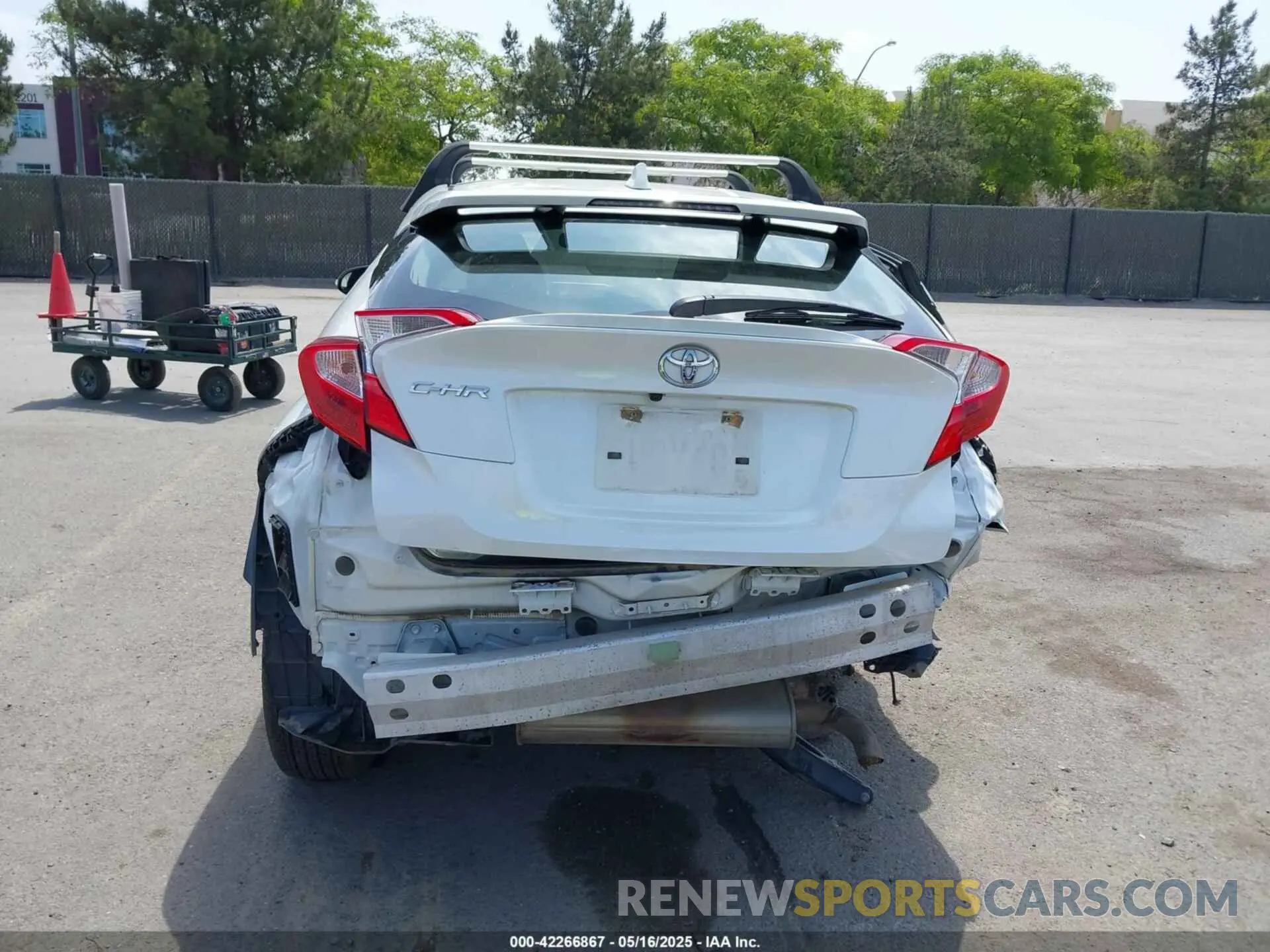17 fotografías del automóvil dañado JTNKHMBX2M1118467 TOYOTA C-HR 2021