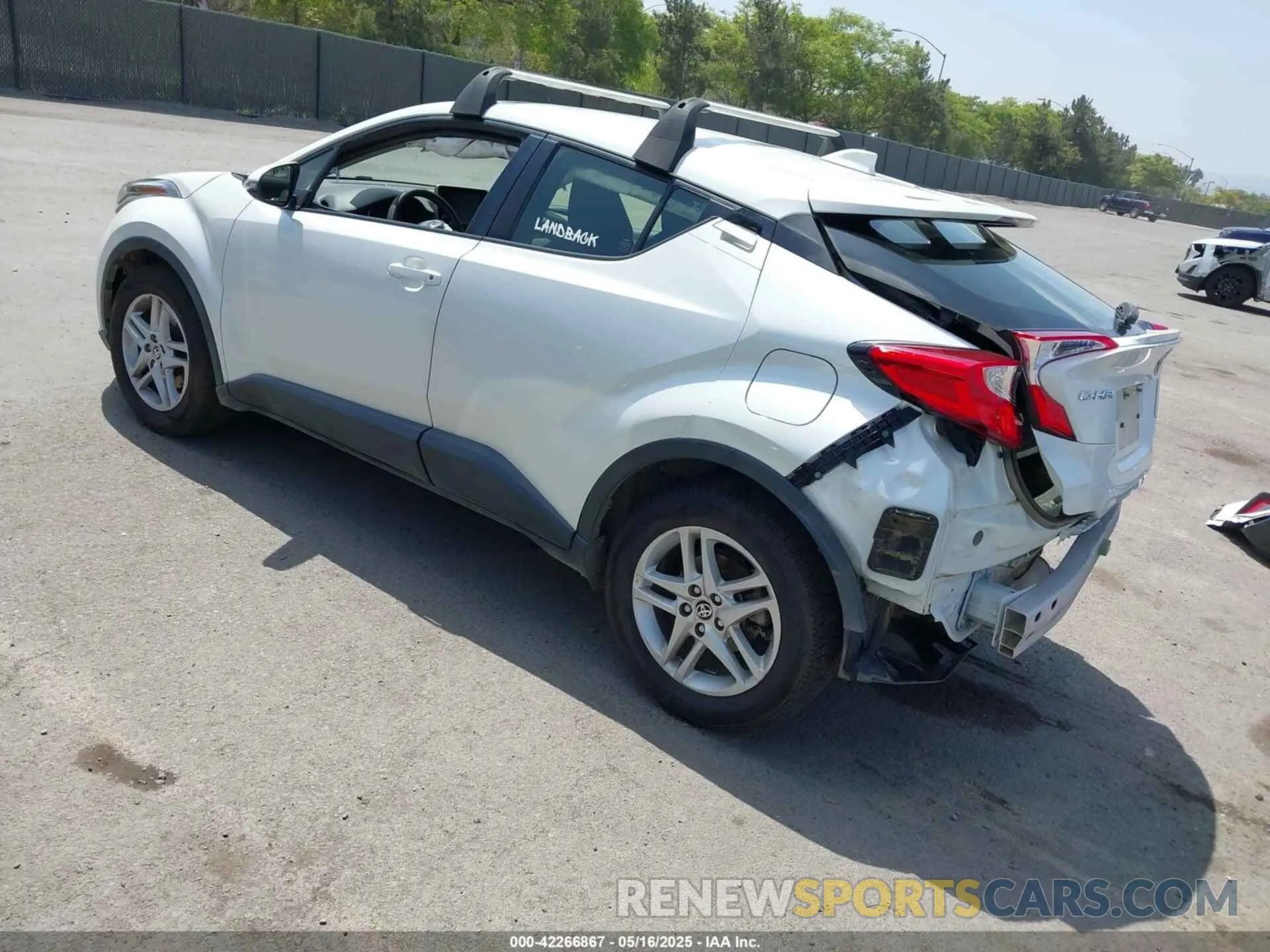 3 fotografías del automóvil dañado JTNKHMBX2M1118467 TOYOTA C-HR 2021