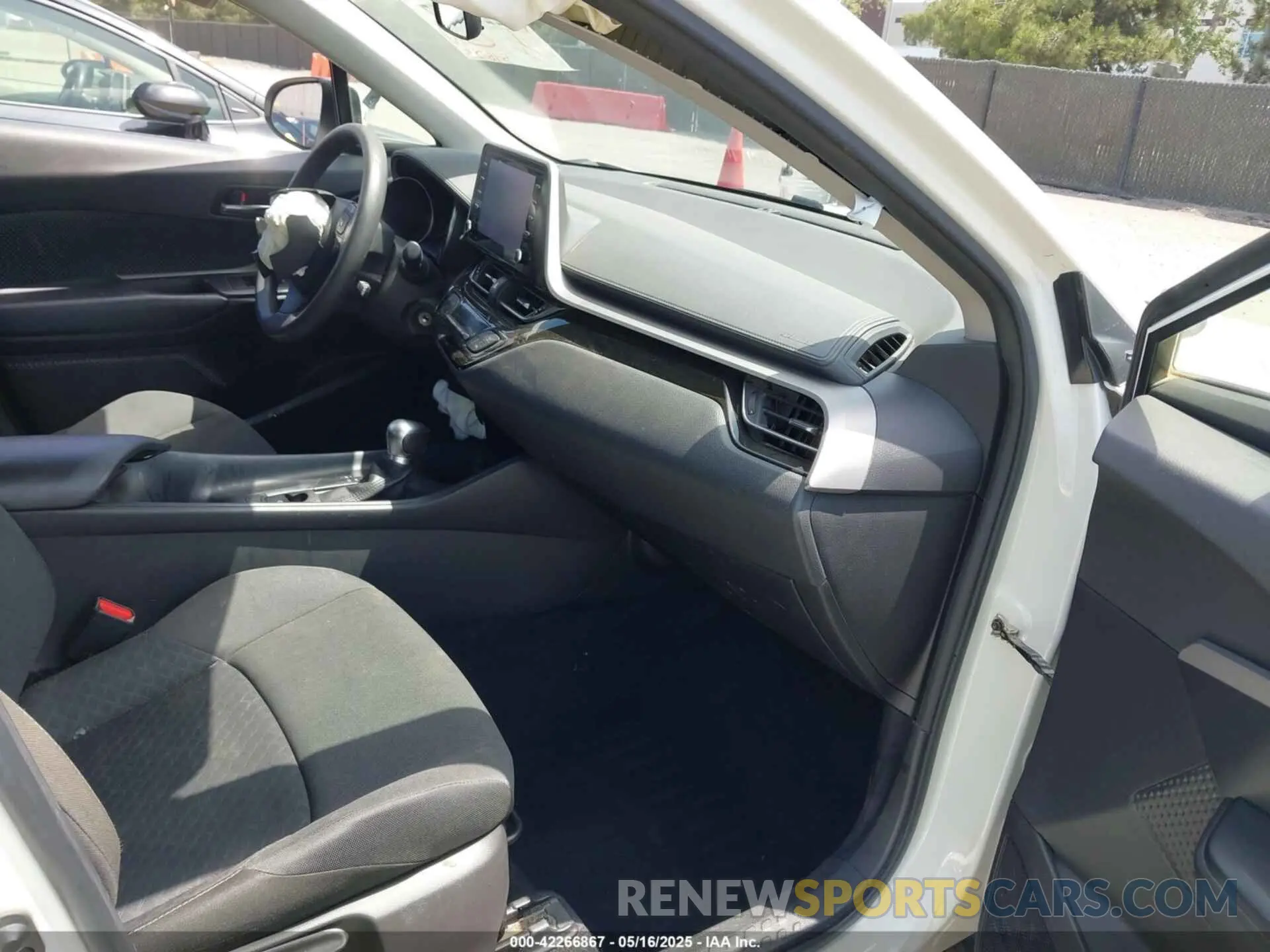 5 fotografías del automóvil dañado JTNKHMBX2M1118467 TOYOTA C-HR 2021