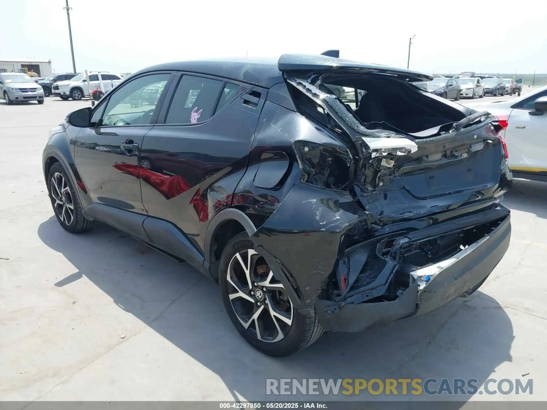 3 fotografías del automóvil dañado JTNKHMBX3M1104108 TOYOTA C-HR 2021