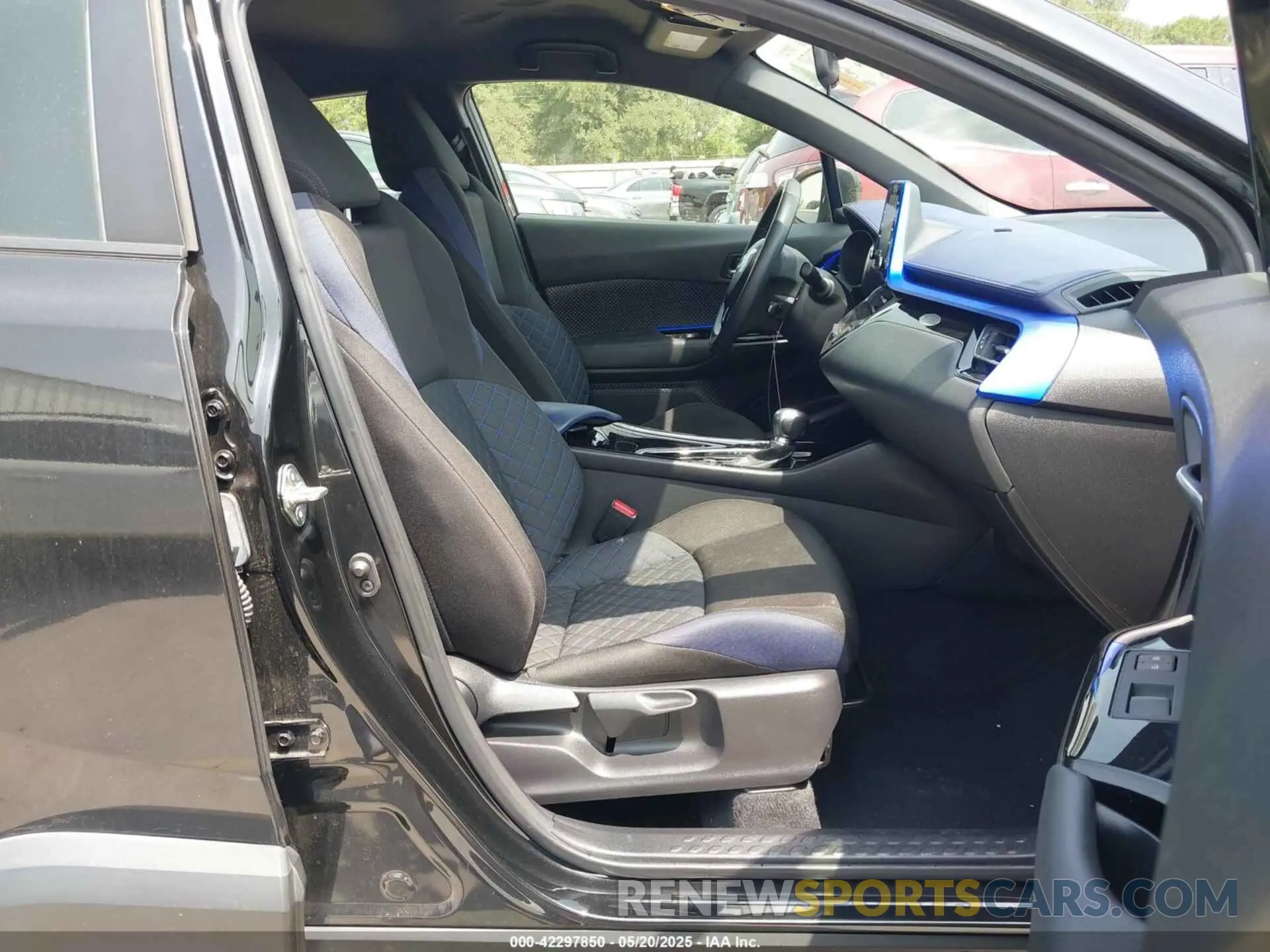 5 fotografías del automóvil dañado JTNKHMBX3M1104108 TOYOTA C-HR 2021