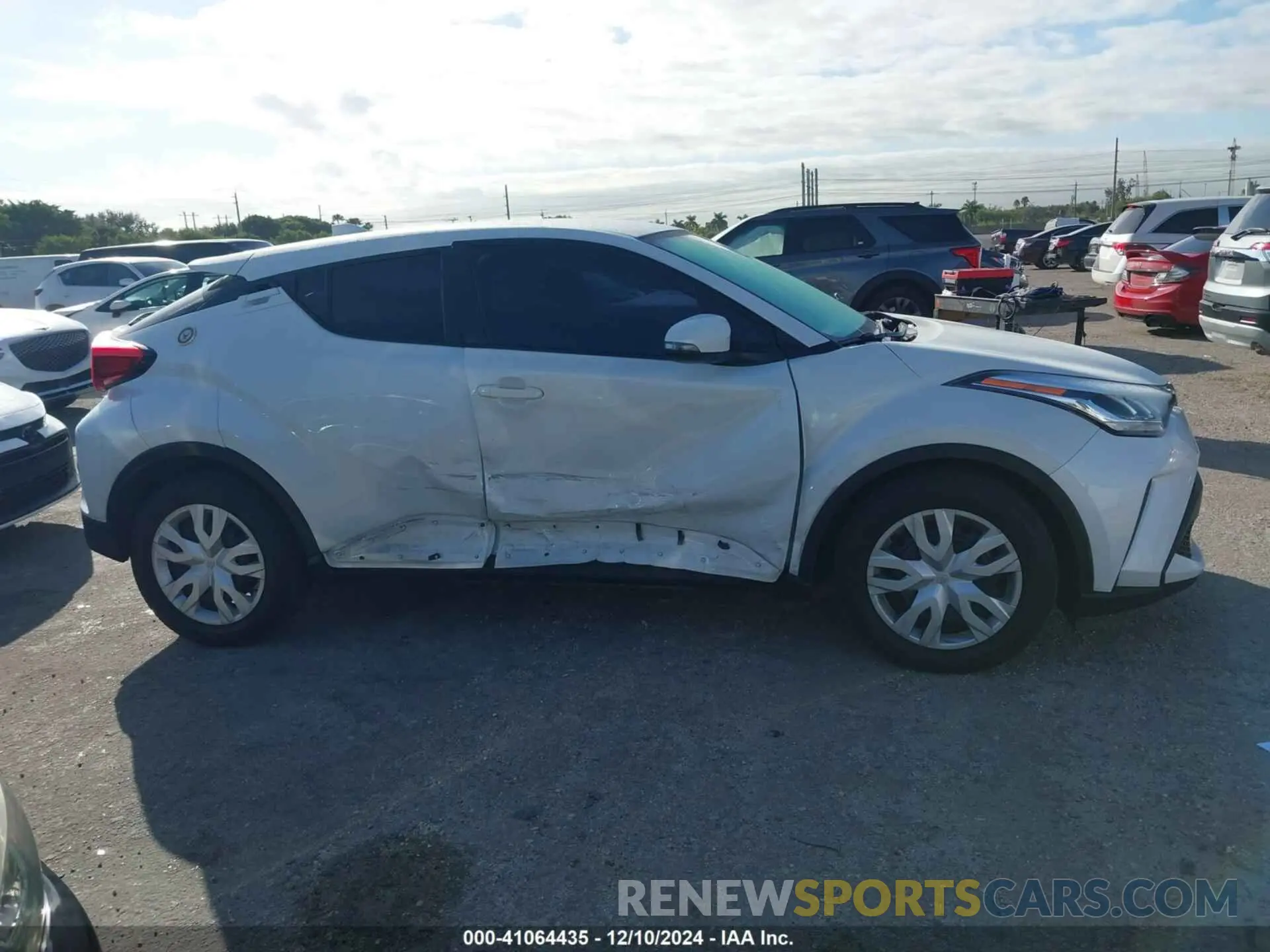 13 fotografías del automóvil dañado NMTKHMBX2MR131015 TOYOTA C-HR 2021