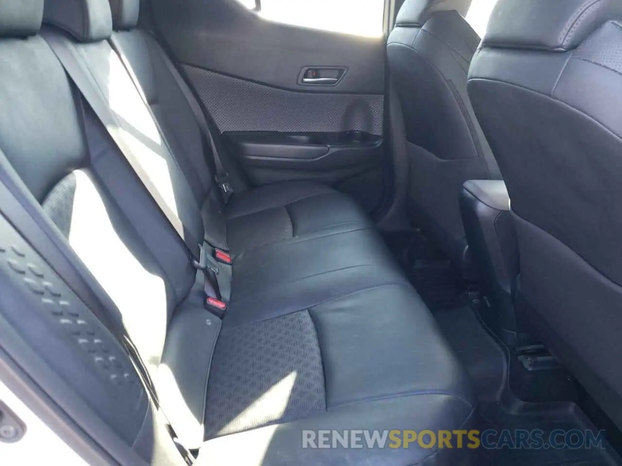 10 fotografías del automóvil dañado NMTKHMBX5MR119294 TOYOTA C-HR 2021