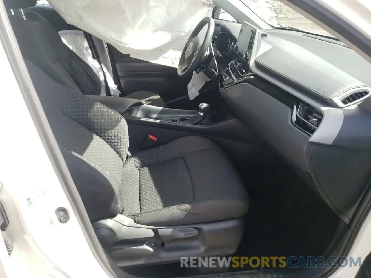 5 fotografías del automóvil dañado NMTKHMBX7MR129146 TOYOTA C-HR 2021