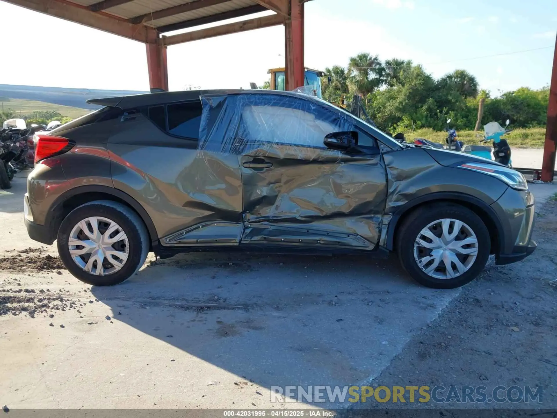 12 fotografías del automóvil dañado NMTKHMBX8MR126756 TOYOTA C-HR 2021