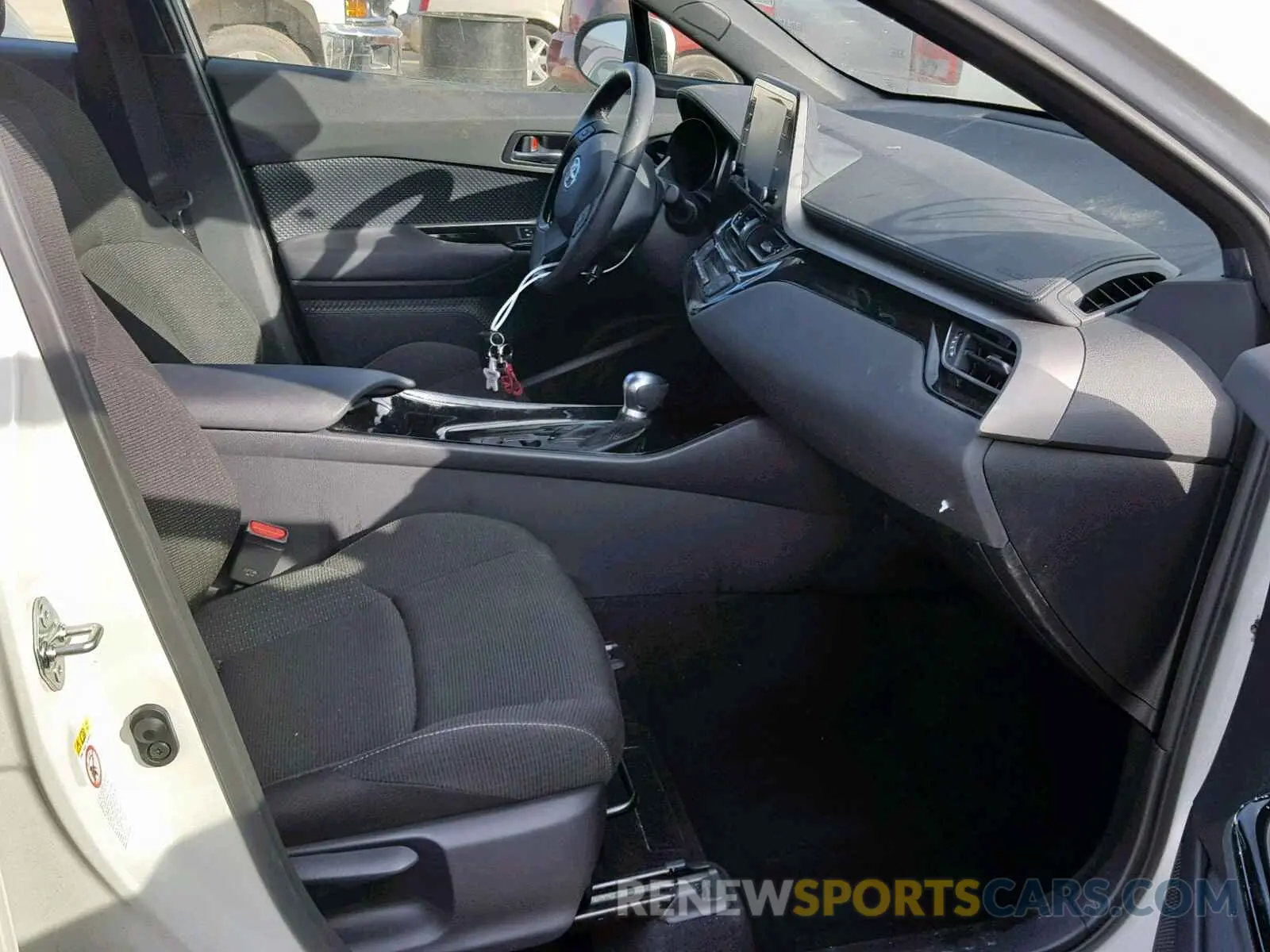 5 fotografías del automóvil dañado JTNKHMBX3K1028161 TOYOTA C-HR XLE 2019