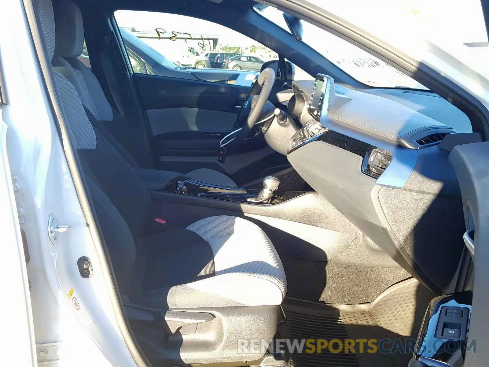 5 fotografías del automóvil dañado NMTKHMBX8KR076647 TOYOTA C-HR XLE 2019