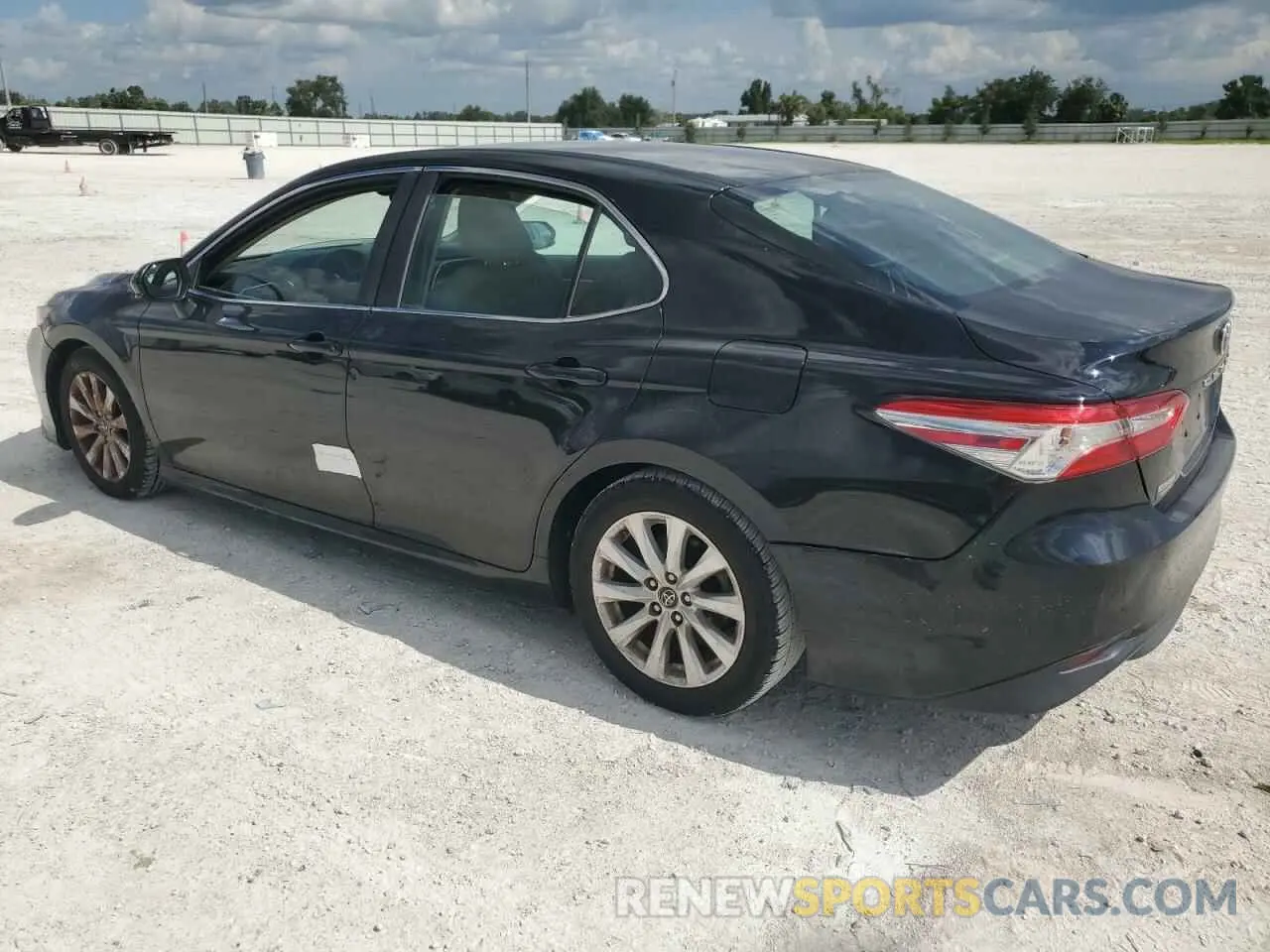 2 fotografías del automóvil dañado 4T1B11HK8JU641436 TOYOTA CAMRY 2018