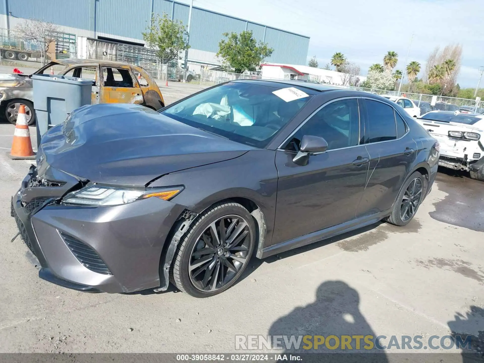 2 fotografías del automóvil dañado 4T1BZ1HKXJU012463 TOYOTA CAMRY 2018