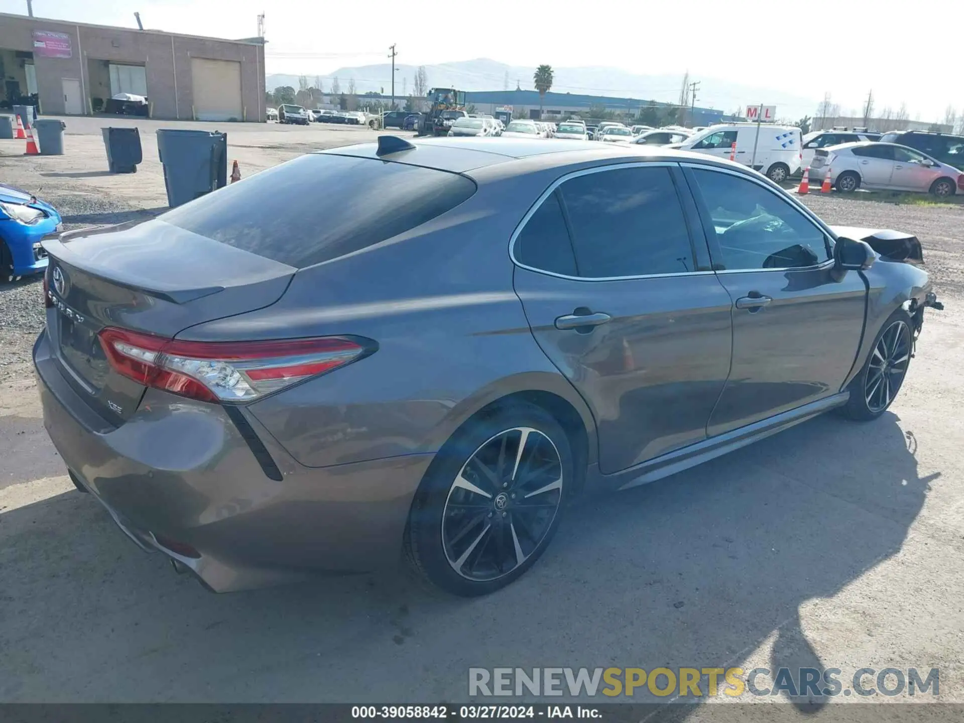 4 fotografías del automóvil dañado 4T1BZ1HKXJU012463 TOYOTA CAMRY 2018