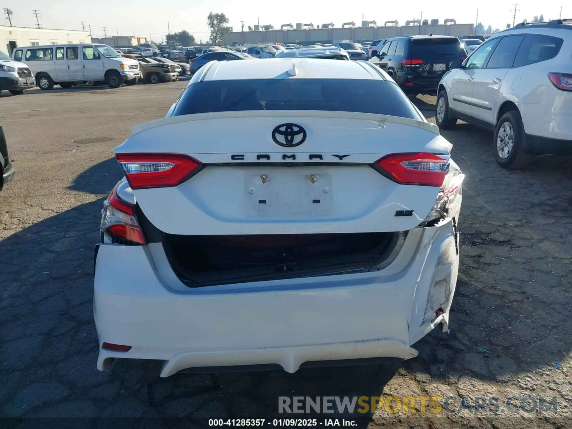 16 fotografías del automóvil dañado 4T1B11HK0KU264747 TOYOTA CAMRY 2019