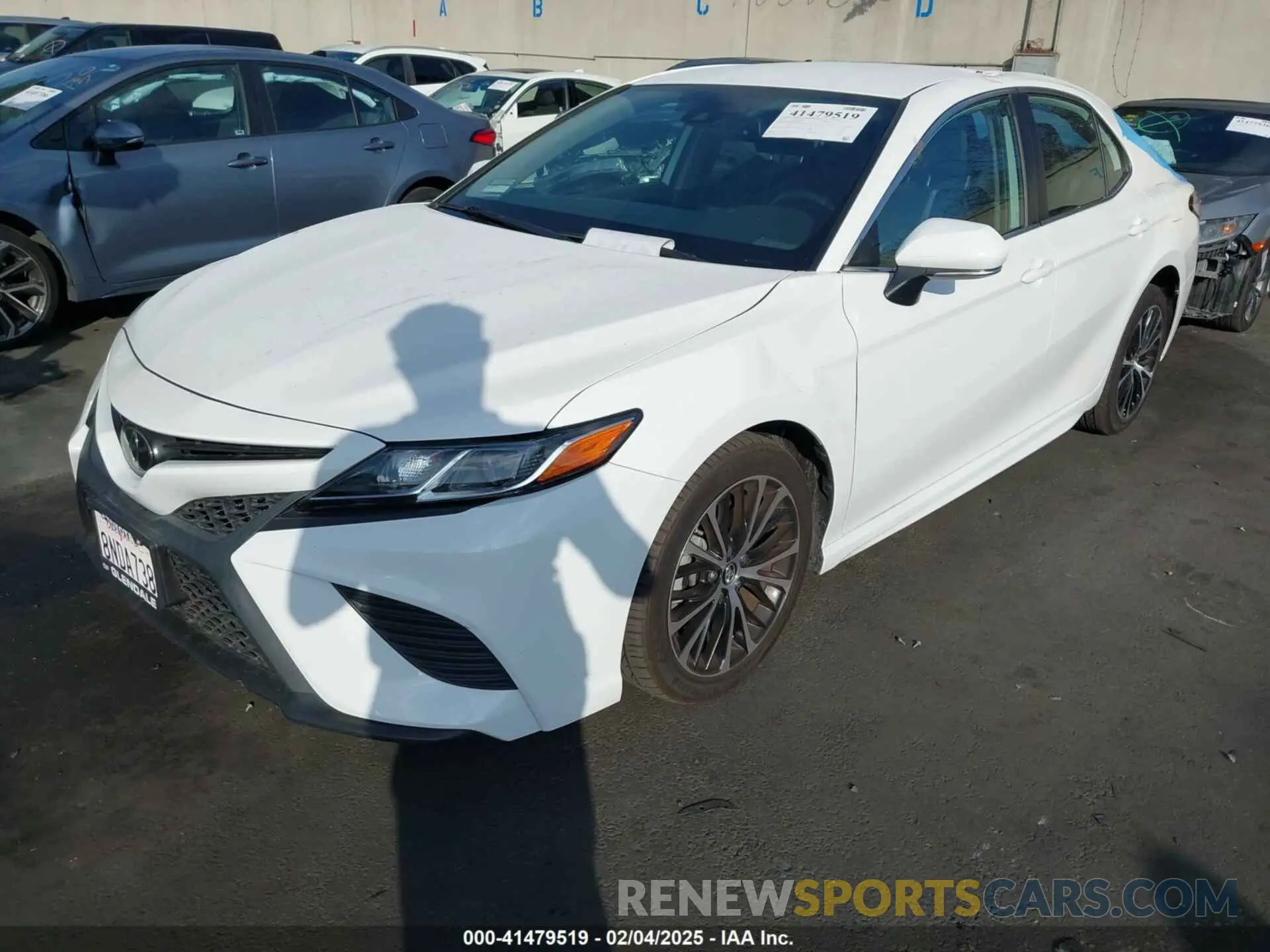2 fotografías del automóvil dañado 4T1B11HK0KU686081 TOYOTA CAMRY 2019
