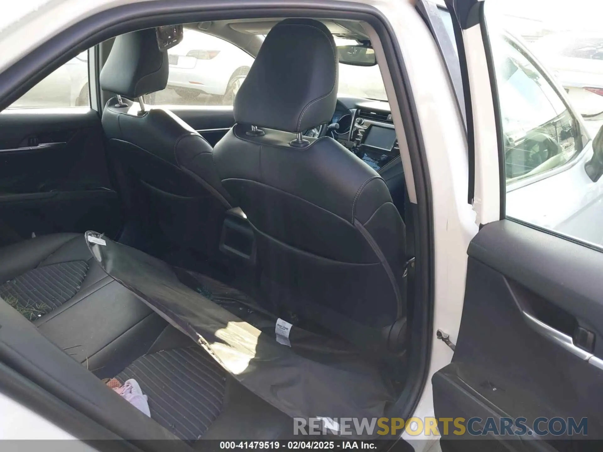 8 fotografías del automóvil dañado 4T1B11HK0KU686081 TOYOTA CAMRY 2019